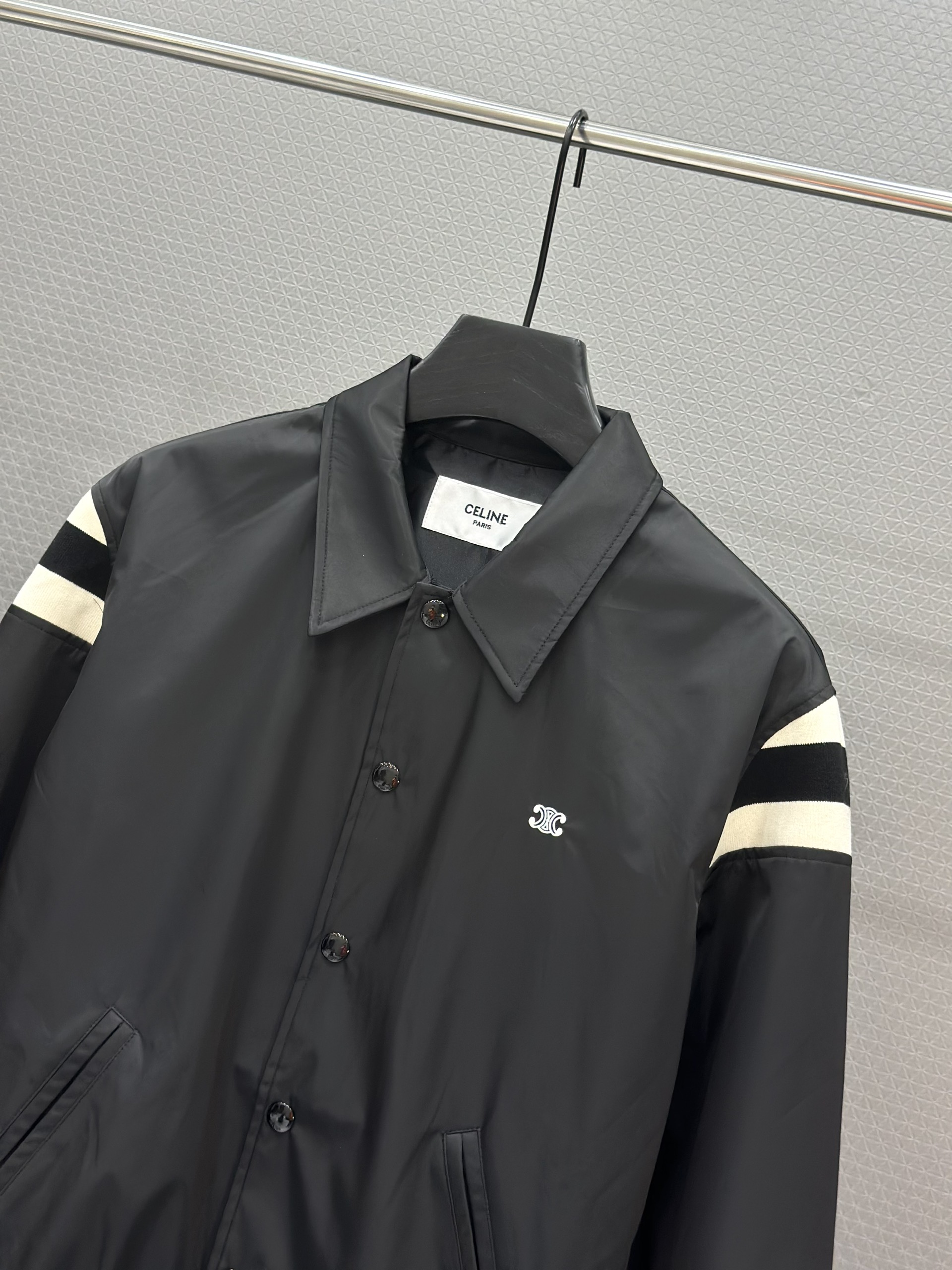 Áo khoác Moncler cổ bẻ Đen lẻ tay vai sọc Đen Trắng Like Auth 48-52 VTN