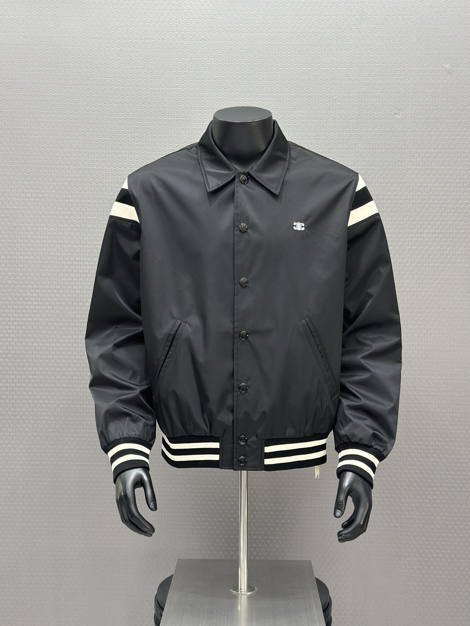 Áo khoác Moncler cổ bẻ Đen lẻ tay vai sọc Đen Trắng Like Auth 48-52 VTN