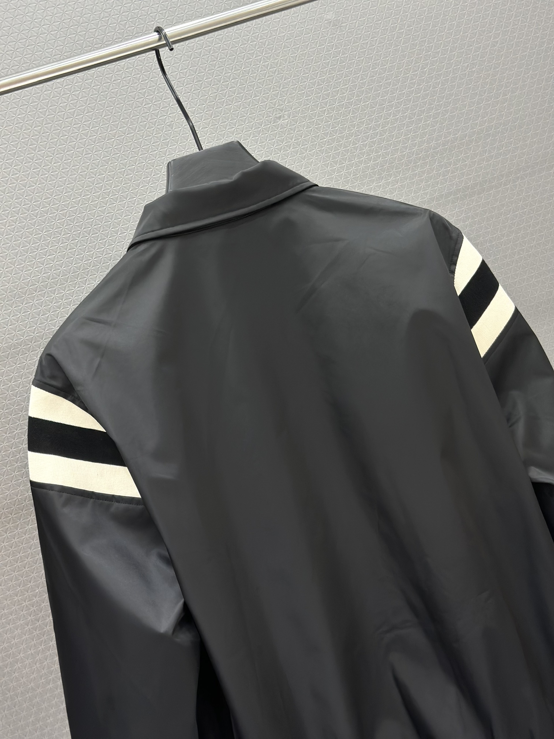 Áo khoác Moncler cổ bẻ Đen lẻ tay vai sọc Đen Trắng Like Auth 48-52 VTN