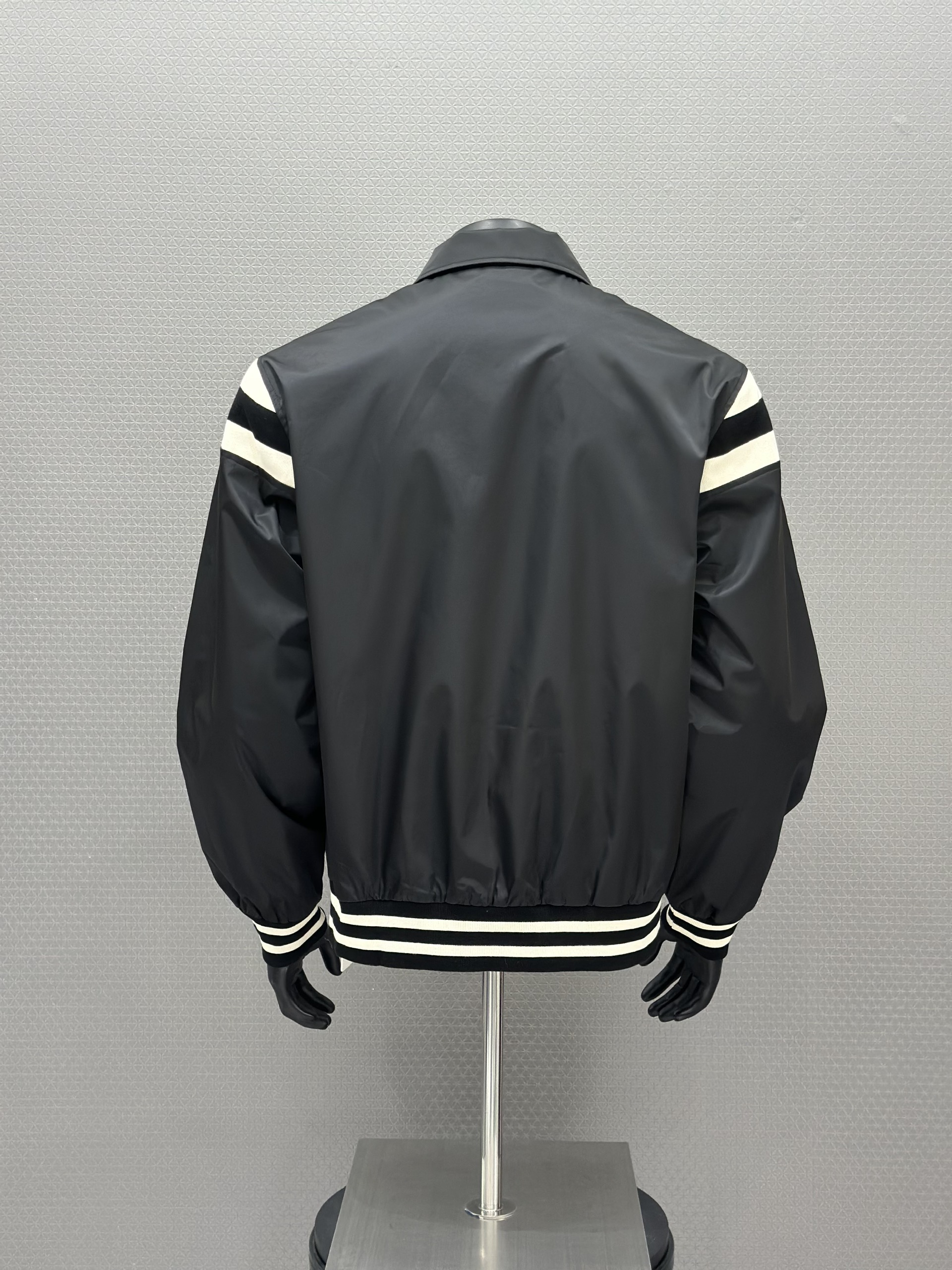 Áo khoác Moncler cổ bẻ Đen lẻ tay vai sọc Đen Trắng Like Auth 48-52 VTN