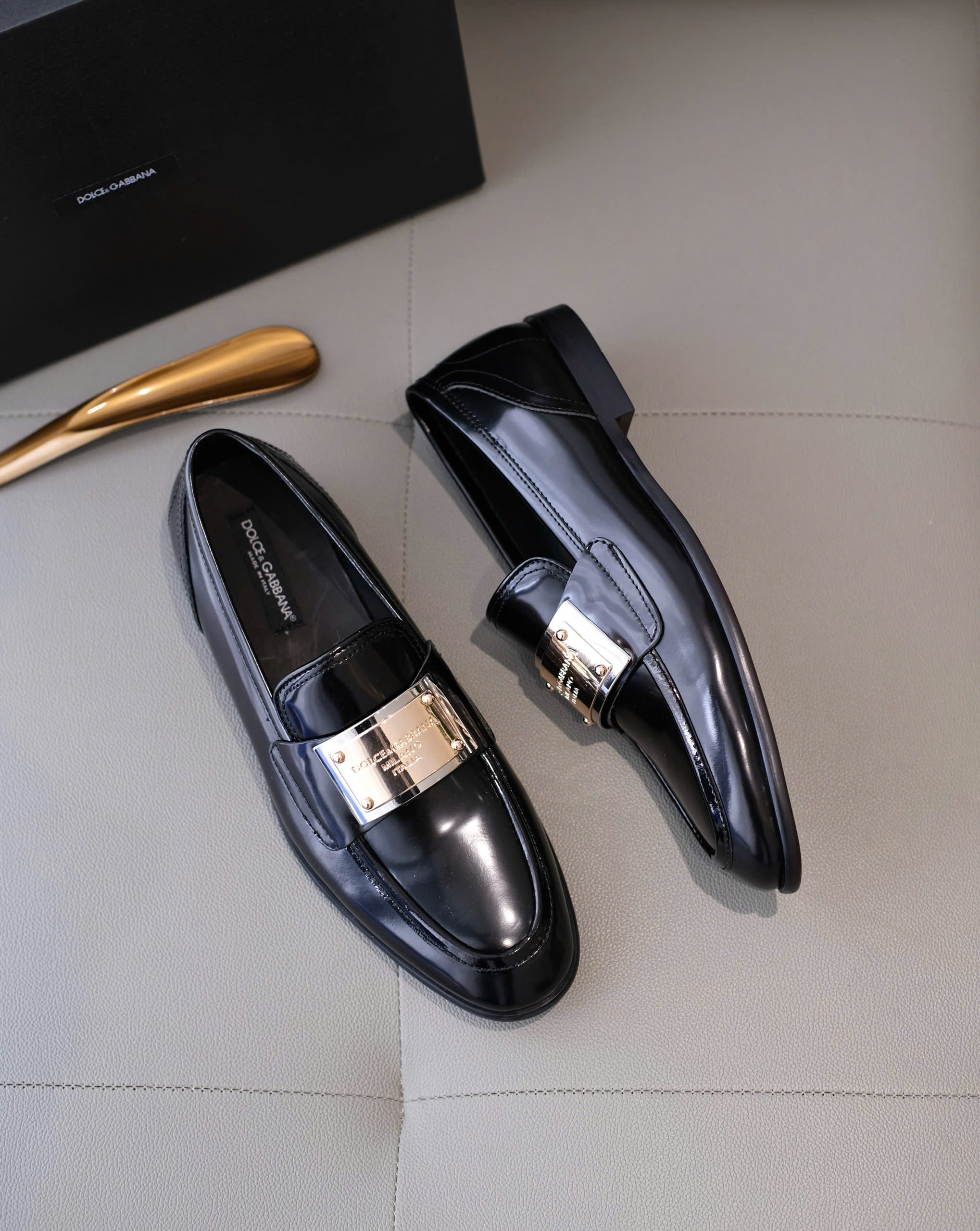 Giày loafer Dolce Gabbana DG Đen bóng logo tag vuông to đế gỗ Like Auth 38-43 DDT
