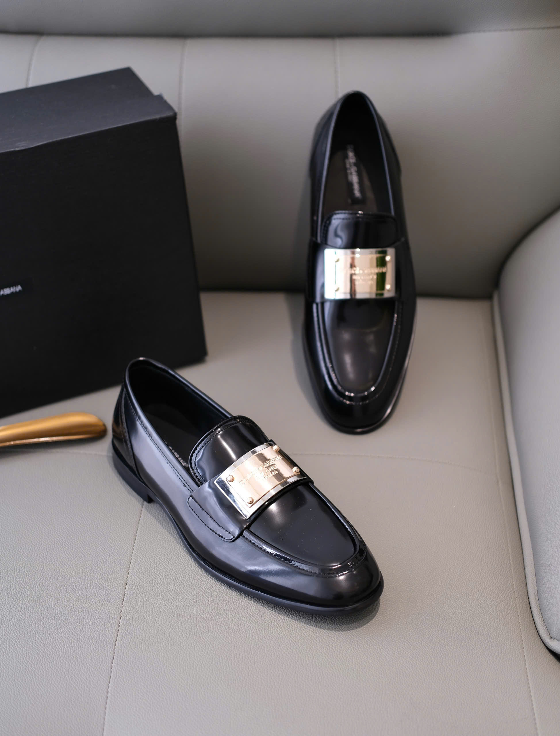Giày loafer Dolce Gabbana DG Đen bóng logo tag vuông to đế gỗ Like Auth 38-43 DDT
