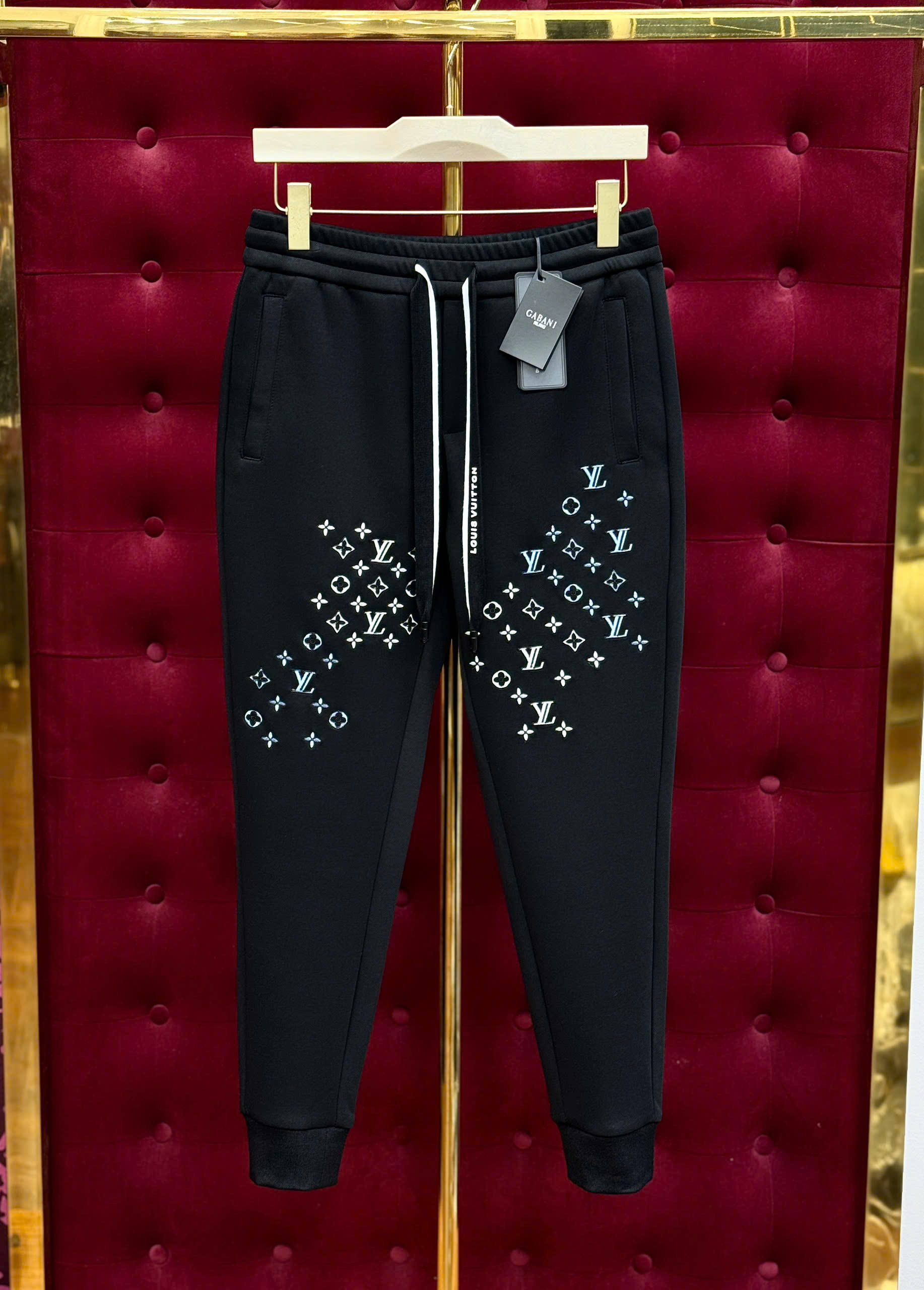 Quần jogger nỉ Louis Vuitton LV họa tiết monogram đùi Like Auth S-XL MK