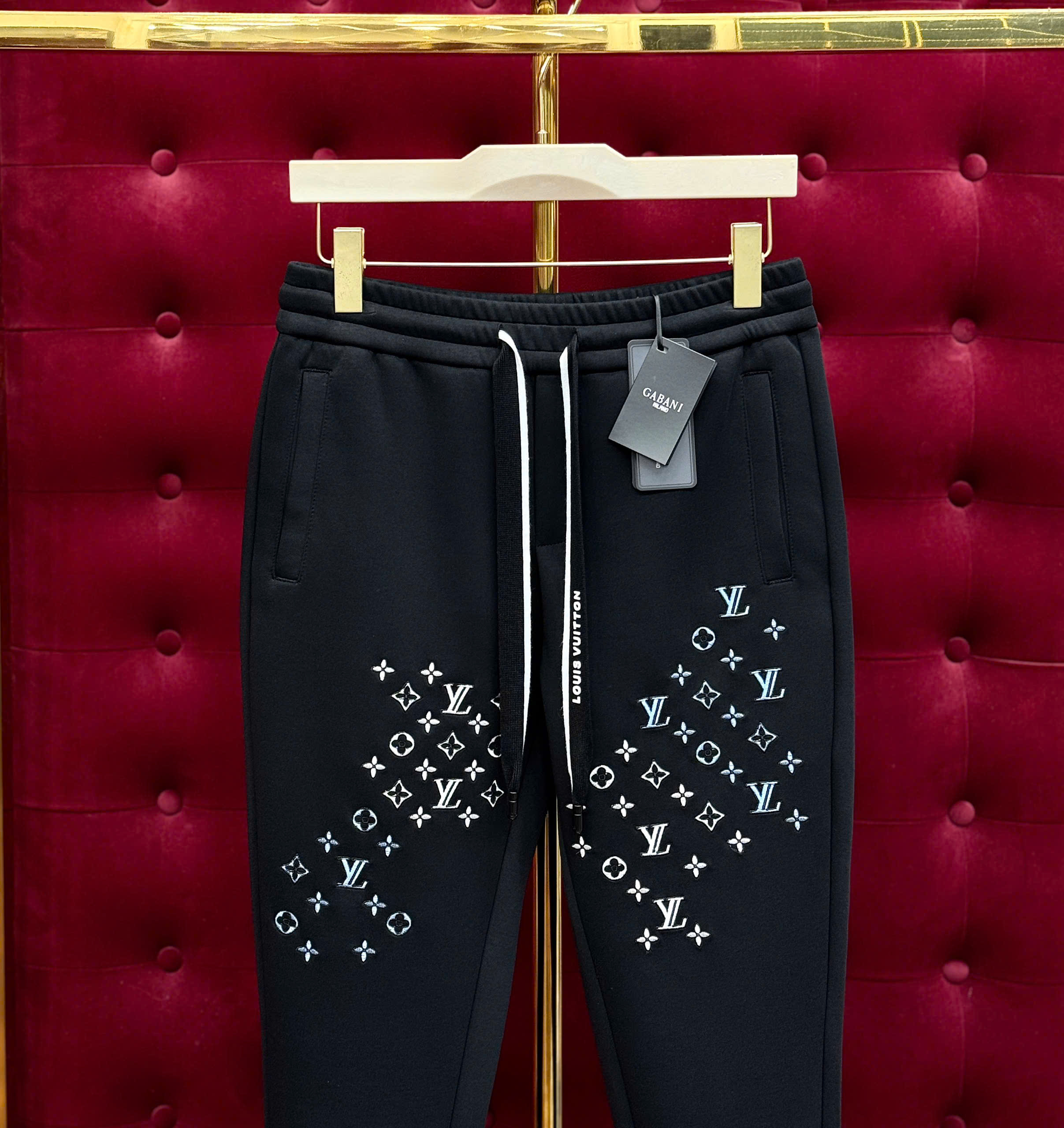 Quần jogger nỉ Louis Vuitton LV họa tiết monogram đùi Like Auth S-XL MK