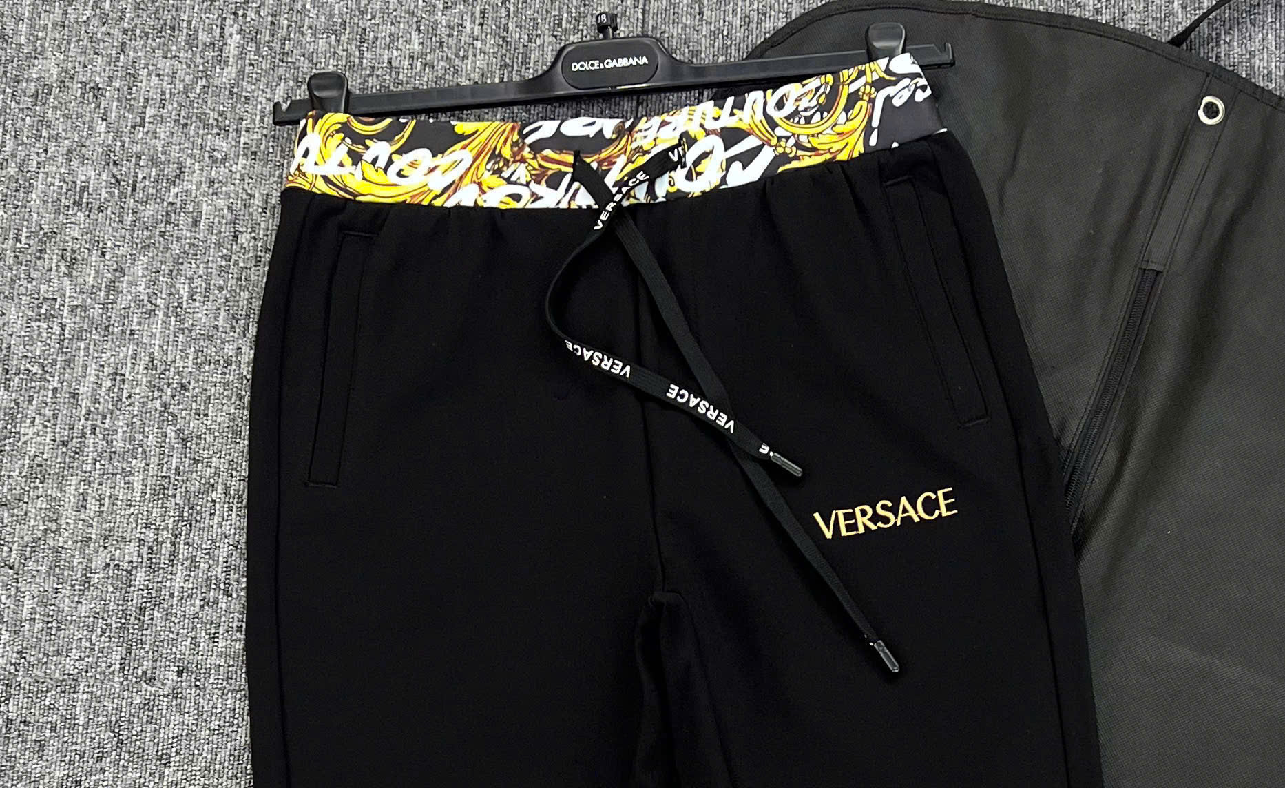Quần jogger nỉ Versace VS Đen phối họa tiết vàng cạp và túi sau Like Auth S-XL MK