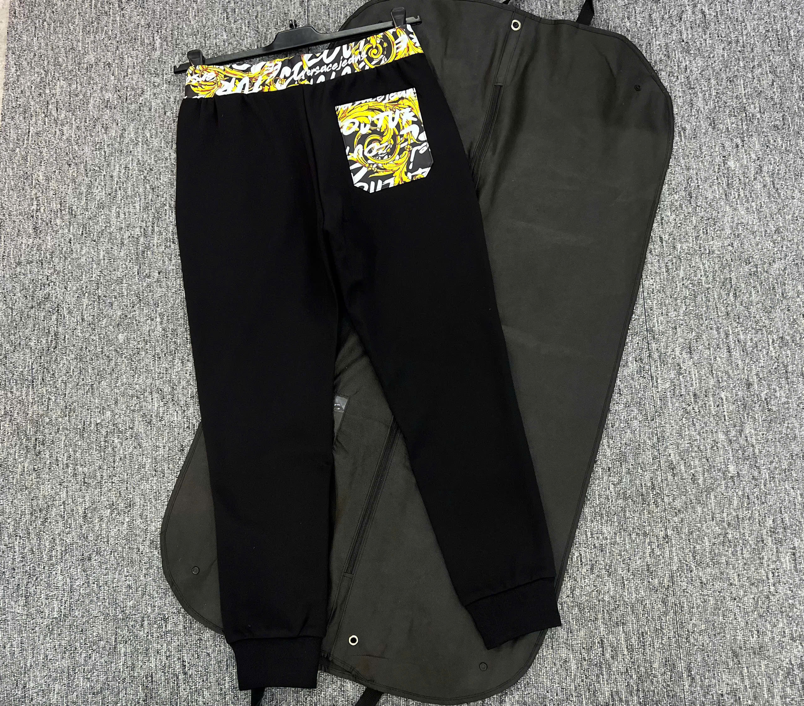 Quần jogger nỉ Versace VS Đen phối họa tiết vàng cạp và túi sau Like Auth S-XL MK