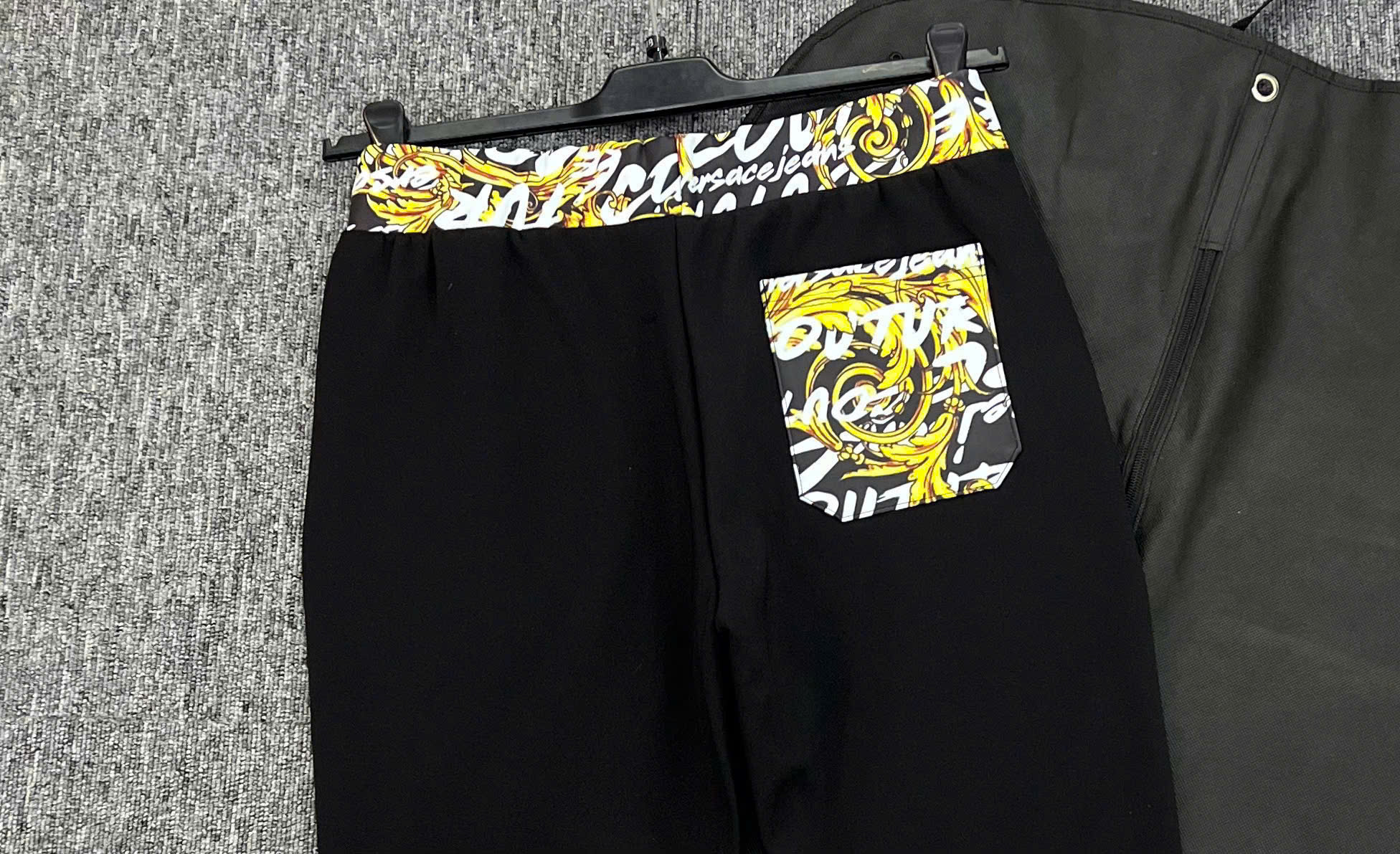 Quần jogger nỉ Versace VS Đen phối họa tiết vàng cạp và túi sau Like Auth S-XL MK