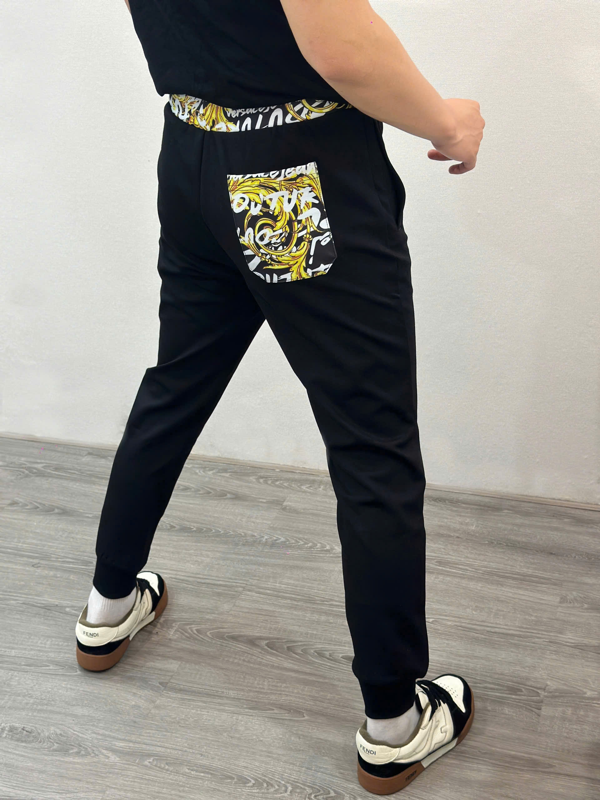 Quần jogger nỉ Versace VS Đen phối họa tiết vàng cạp và túi sau Like Auth S-XL MK