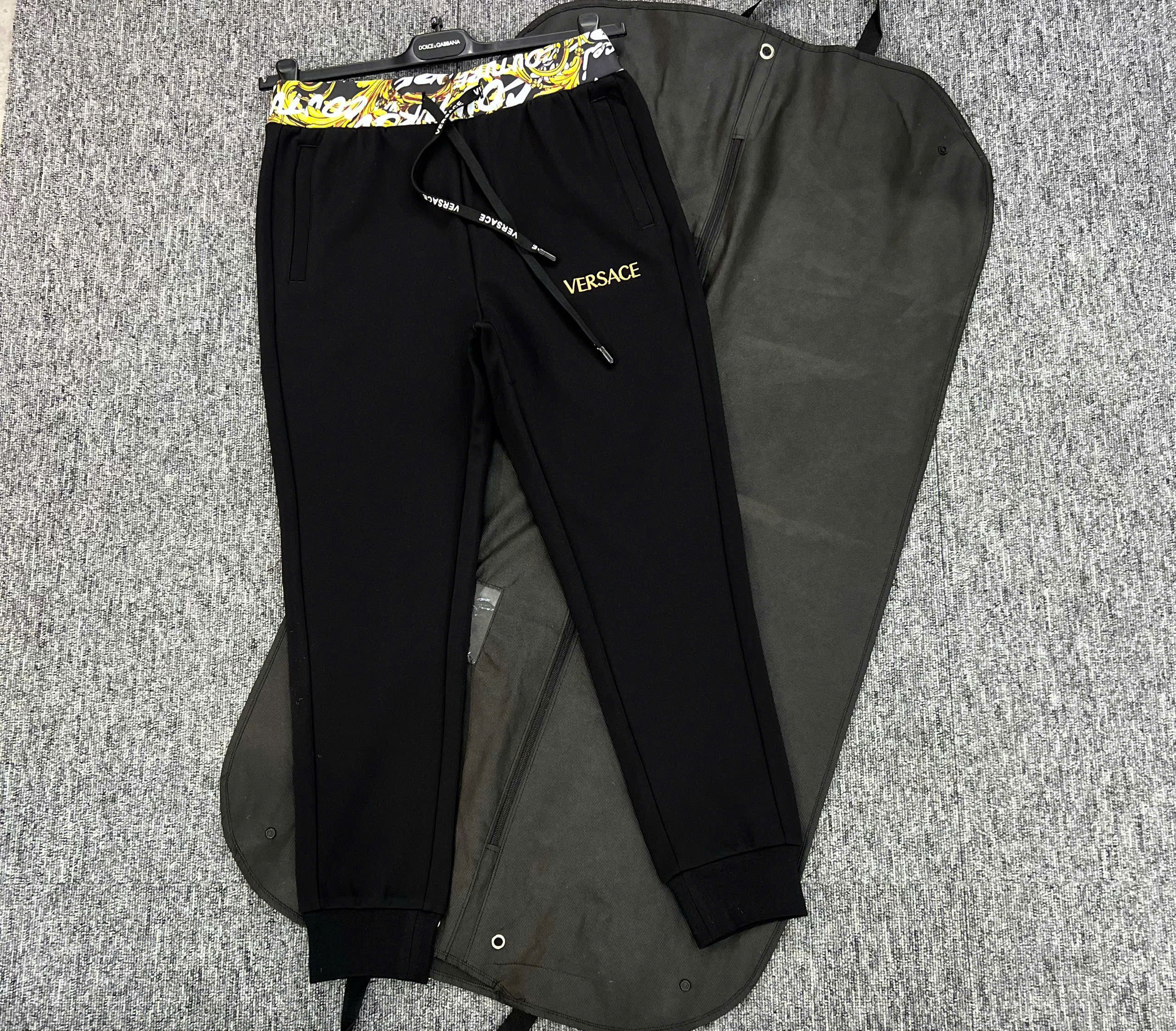 Quần jogger nỉ Versace VS Đen phối họa tiết vàng cạp và túi sau Like Auth S-XL MK