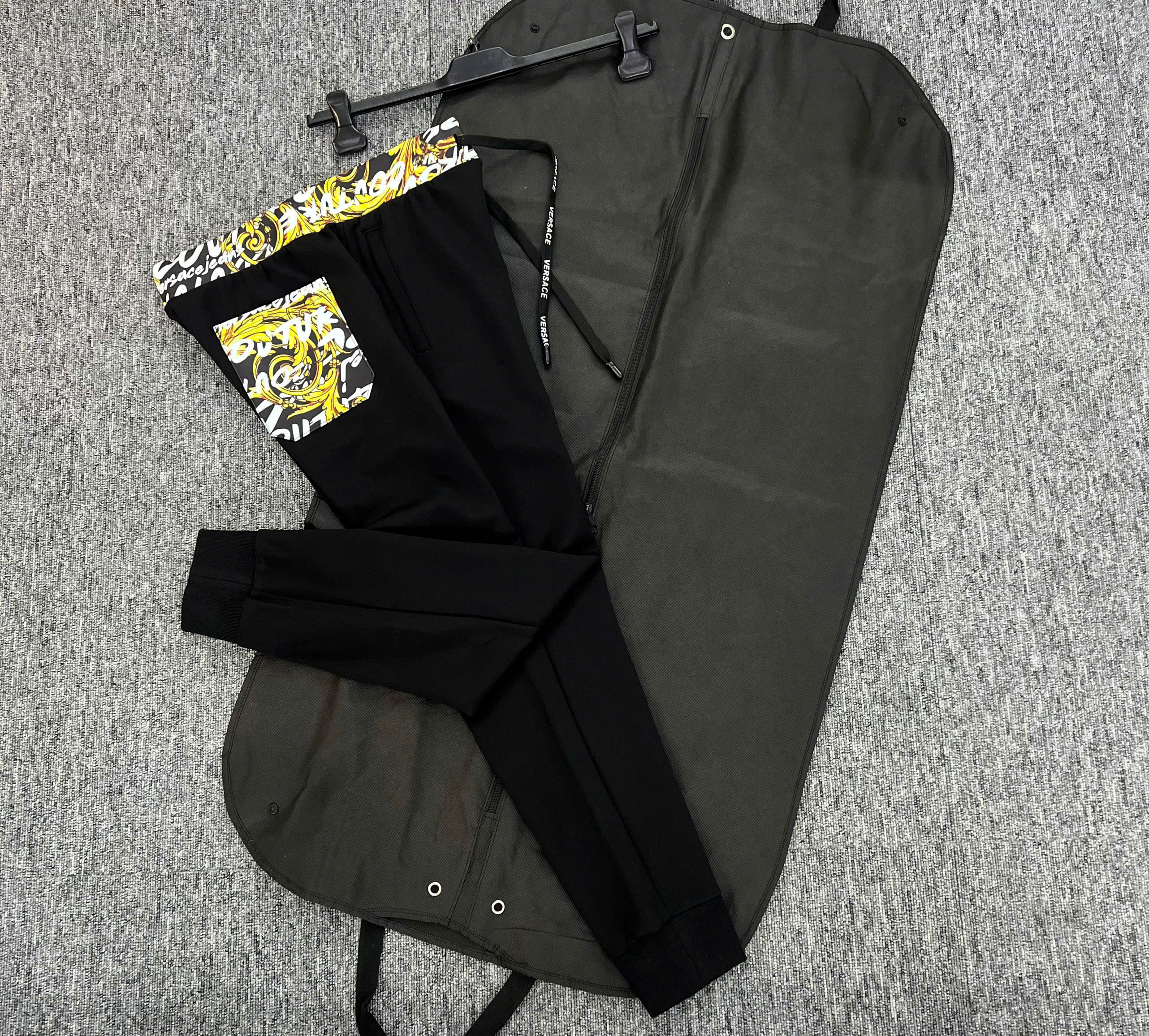 Quần jogger nỉ Versace VS Đen phối họa tiết vàng cạp và túi sau Like Auth S-XL MK