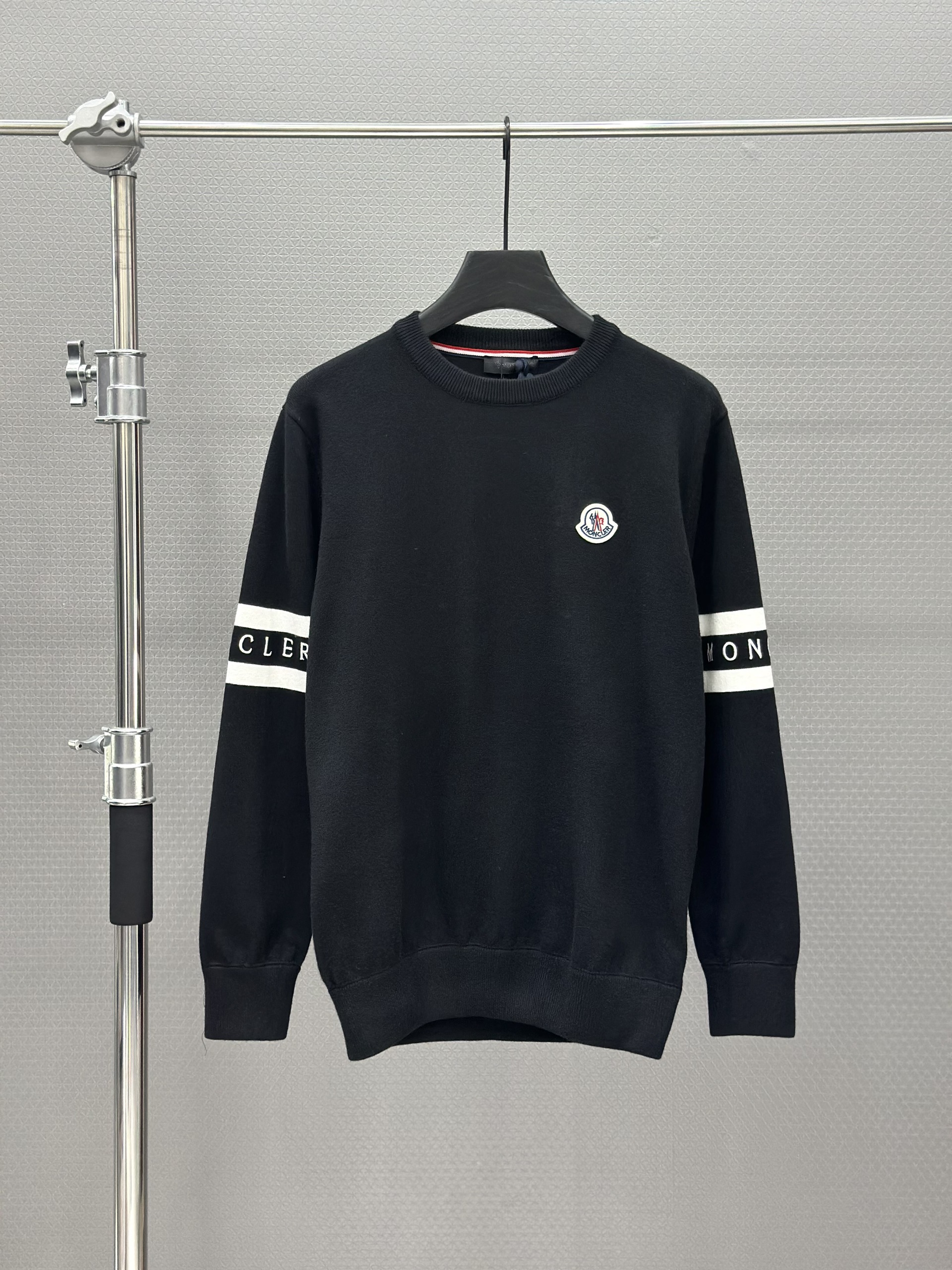 Áo sweater nỉ Moncler Đen logo kẻ tay thêu ngực Iike Auth XS-L VTN