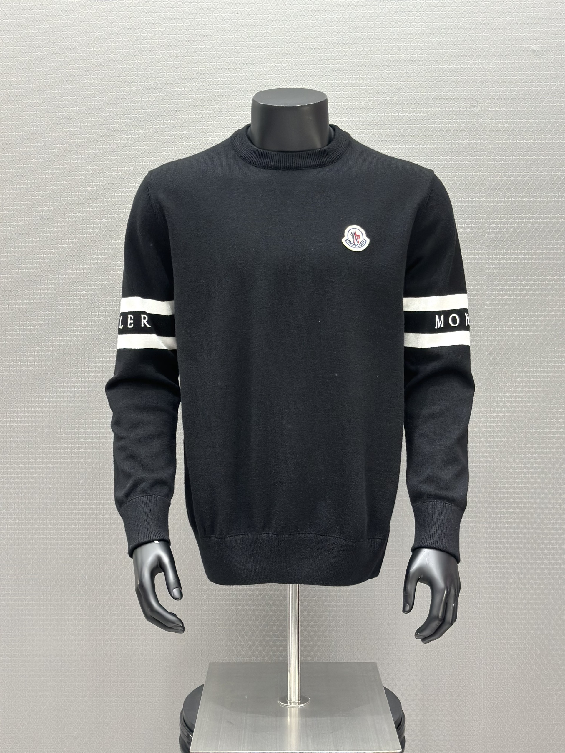 Áo sweater nỉ Moncler Đen logo kẻ tay thêu ngực Iike Auth XS-L VTN
