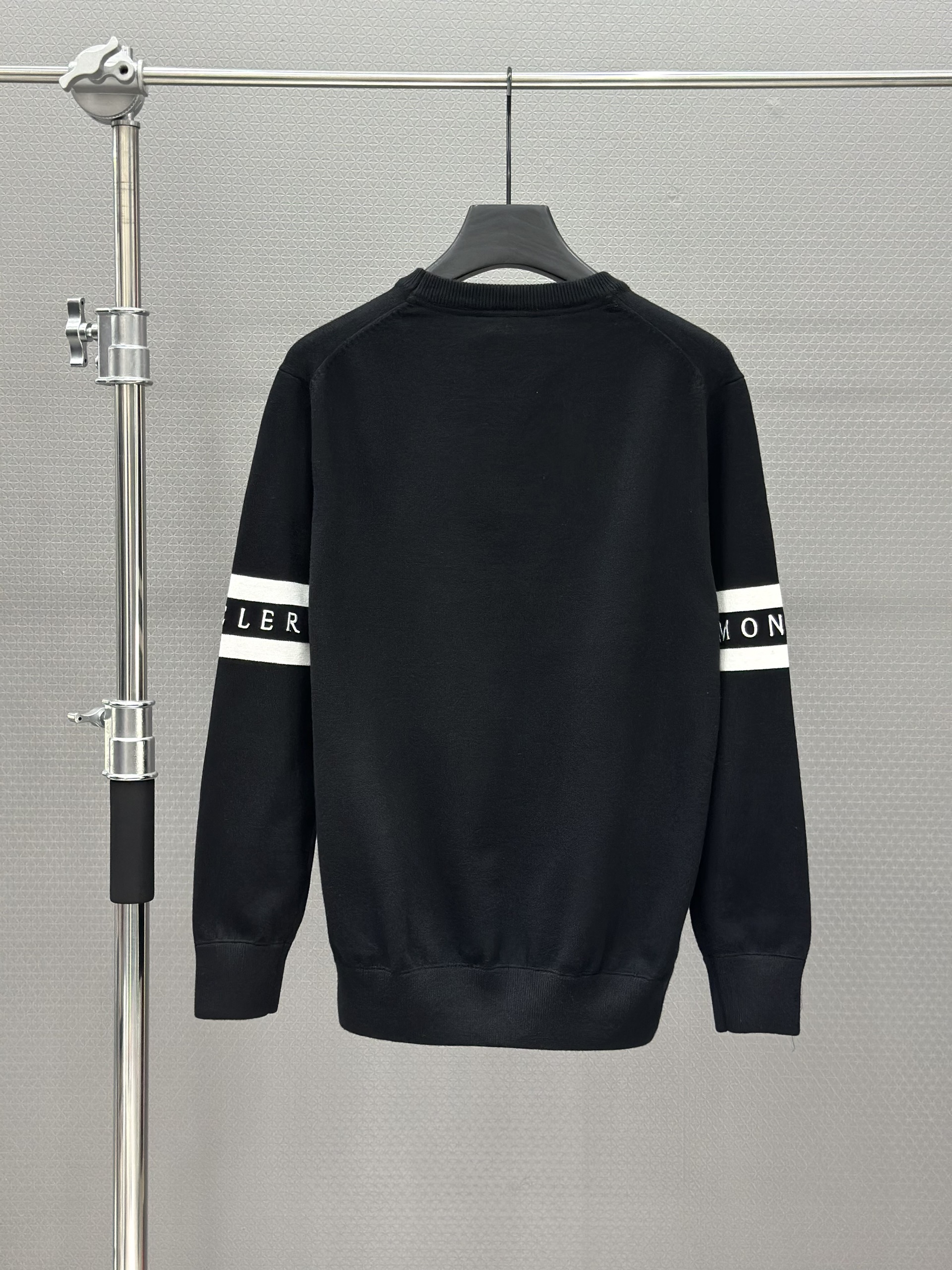 Áo sweater nỉ Moncler Đen logo kẻ tay thêu ngực Iike Auth XS-L VTN