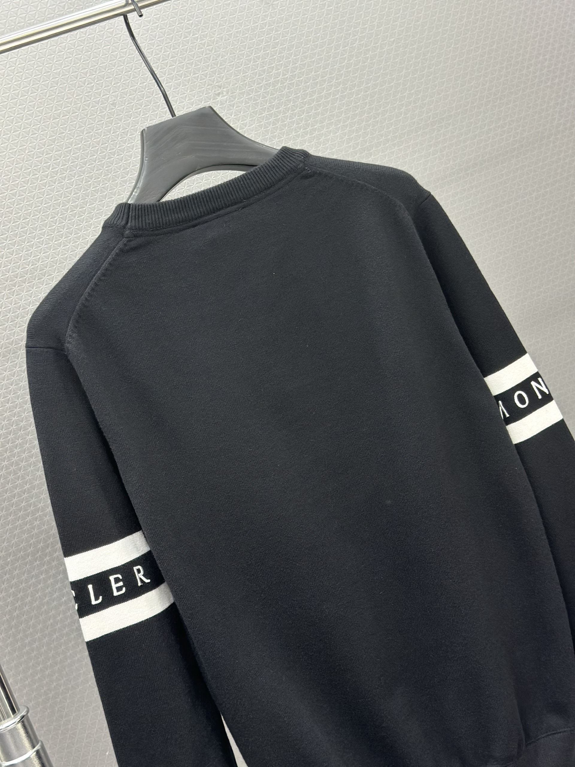 Áo sweater nỉ Moncler Đen logo kẻ tay thêu ngực Iike Auth XS-L VTN