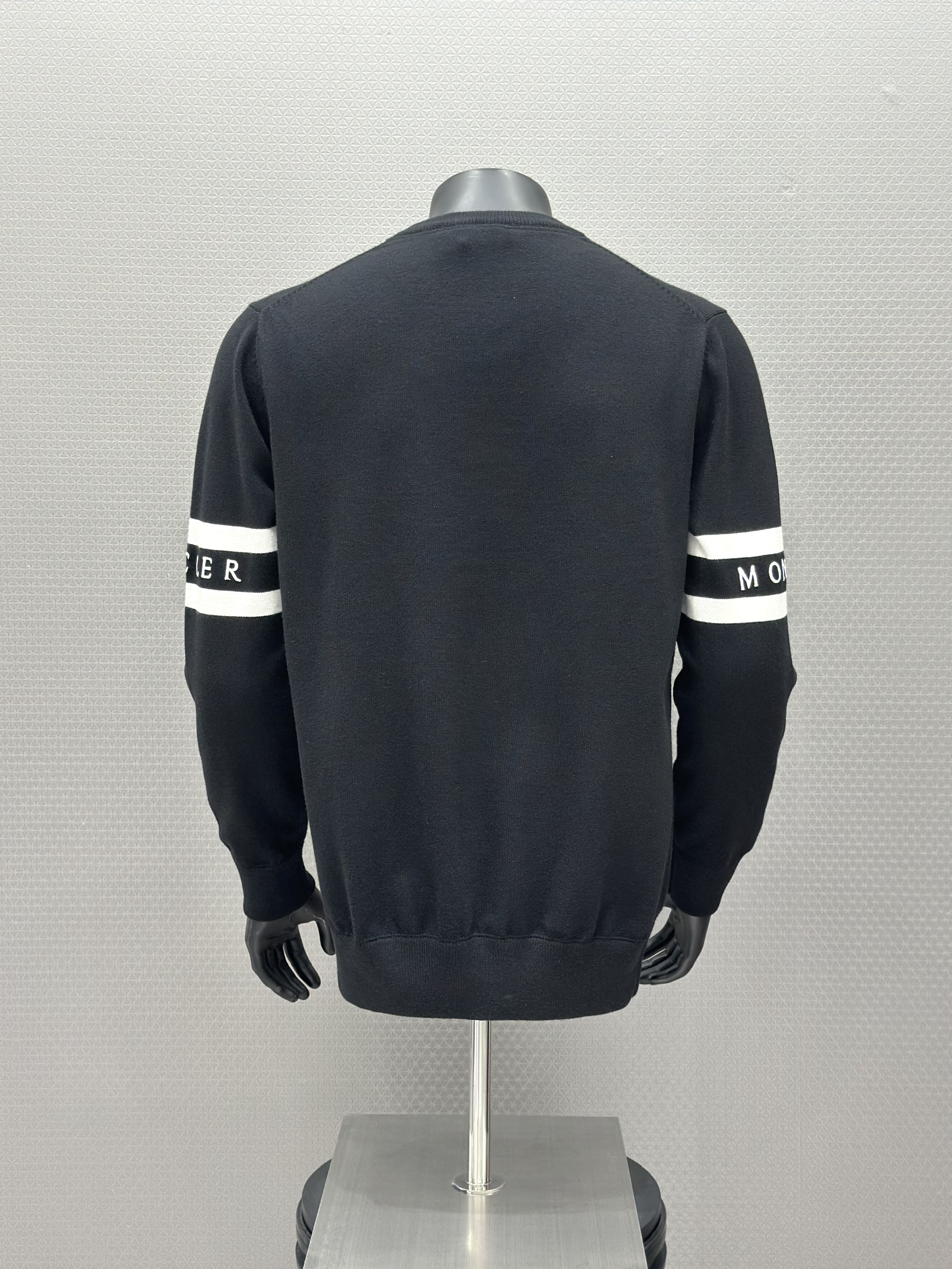 Áo sweater nỉ Moncler Đen logo kẻ tay thêu ngực Iike Auth XS-L VTN