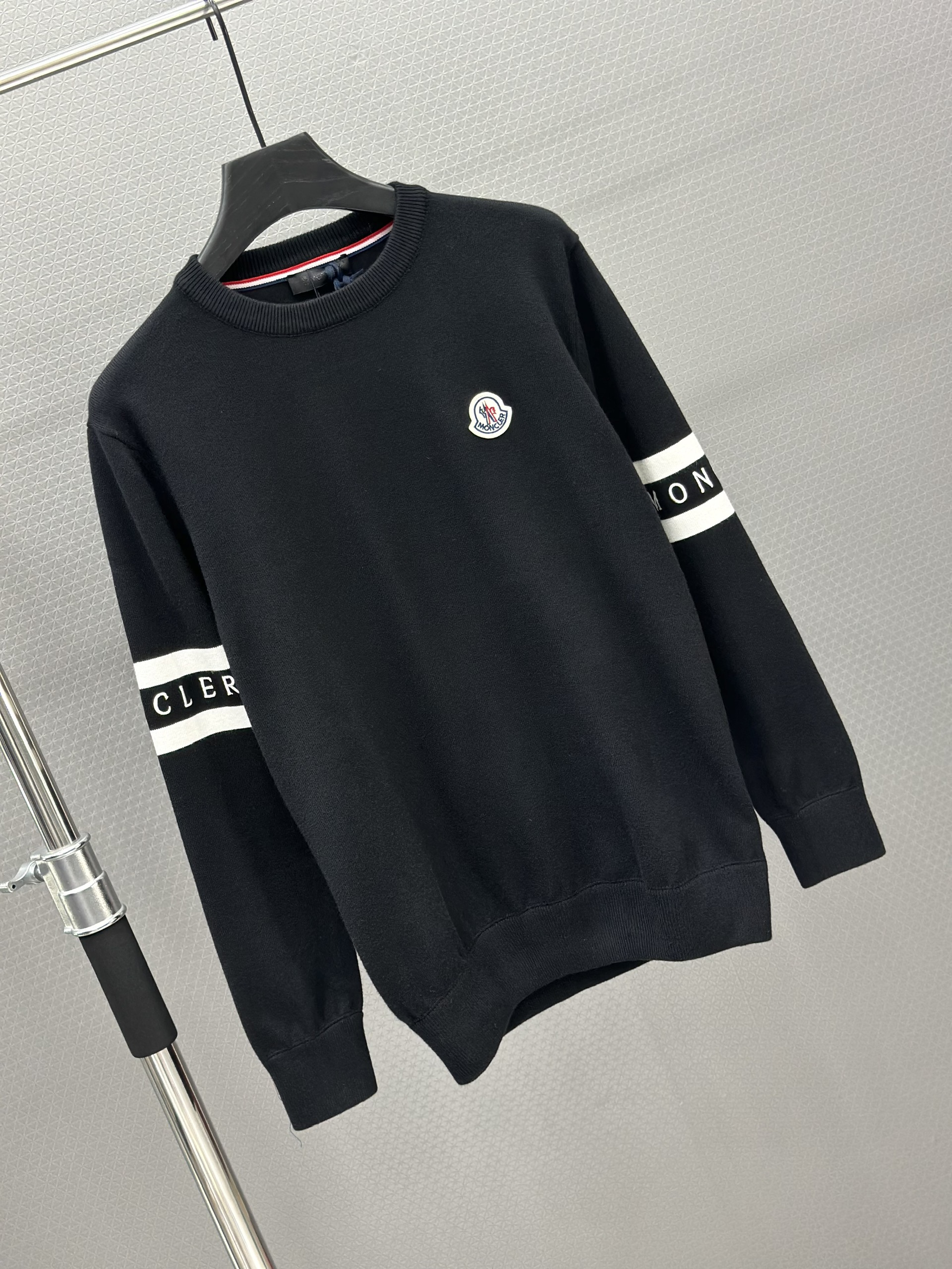 Áo sweater nỉ Moncler Đen logo kẻ tay thêu ngực Iike Auth XS-L VTN