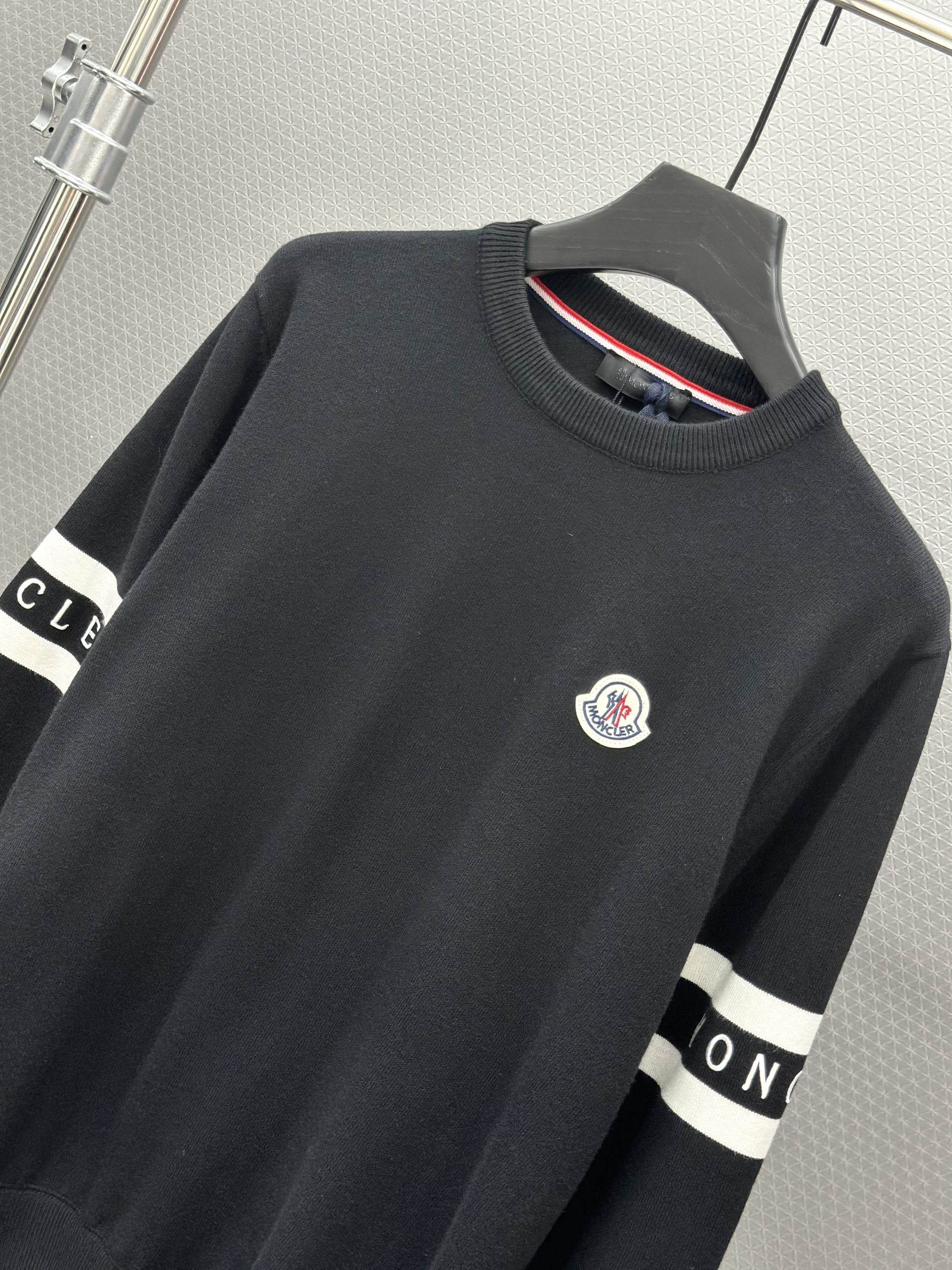 Áo sweater nỉ Moncler Đen logo kẻ tay thêu ngực Iike Auth XS-L VTN