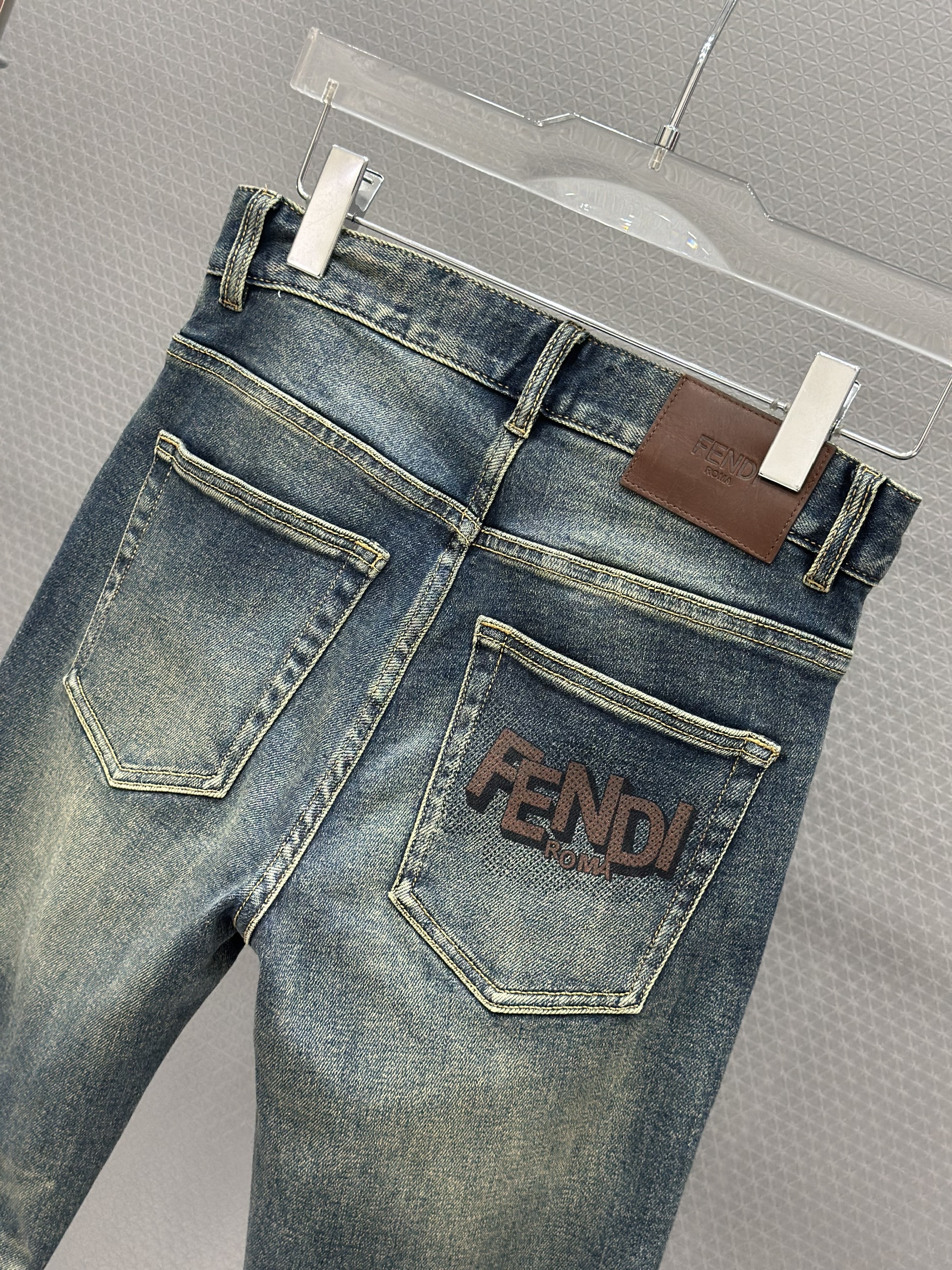 Quần bò jean Fendi Xanh logo thêu túi sau chữ Nâu Like AUth 28-34 VTN