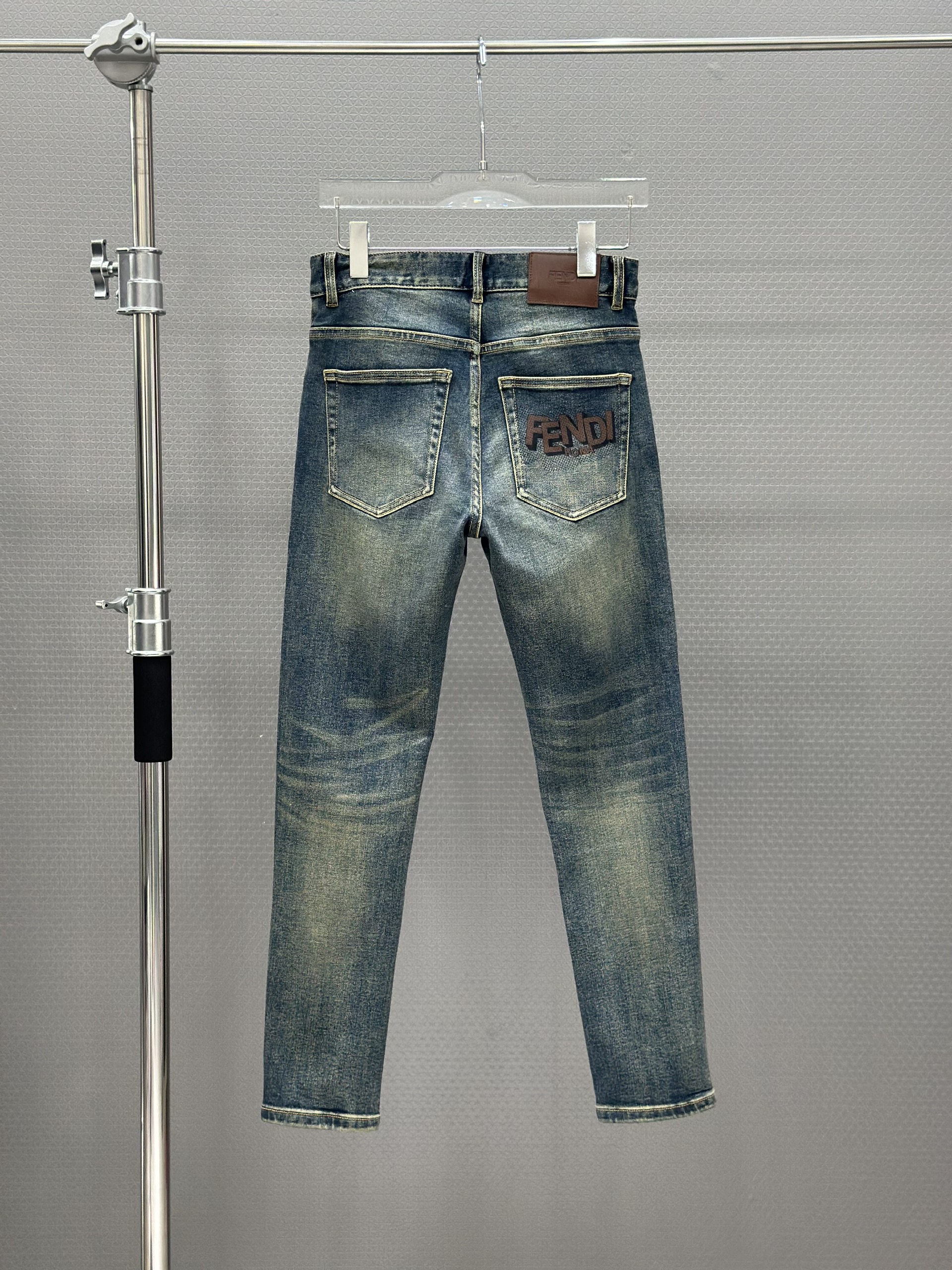 Quần bò jean Fendi Xanh logo thêu túi sau chữ Nâu Like AUth 28-34 VTN