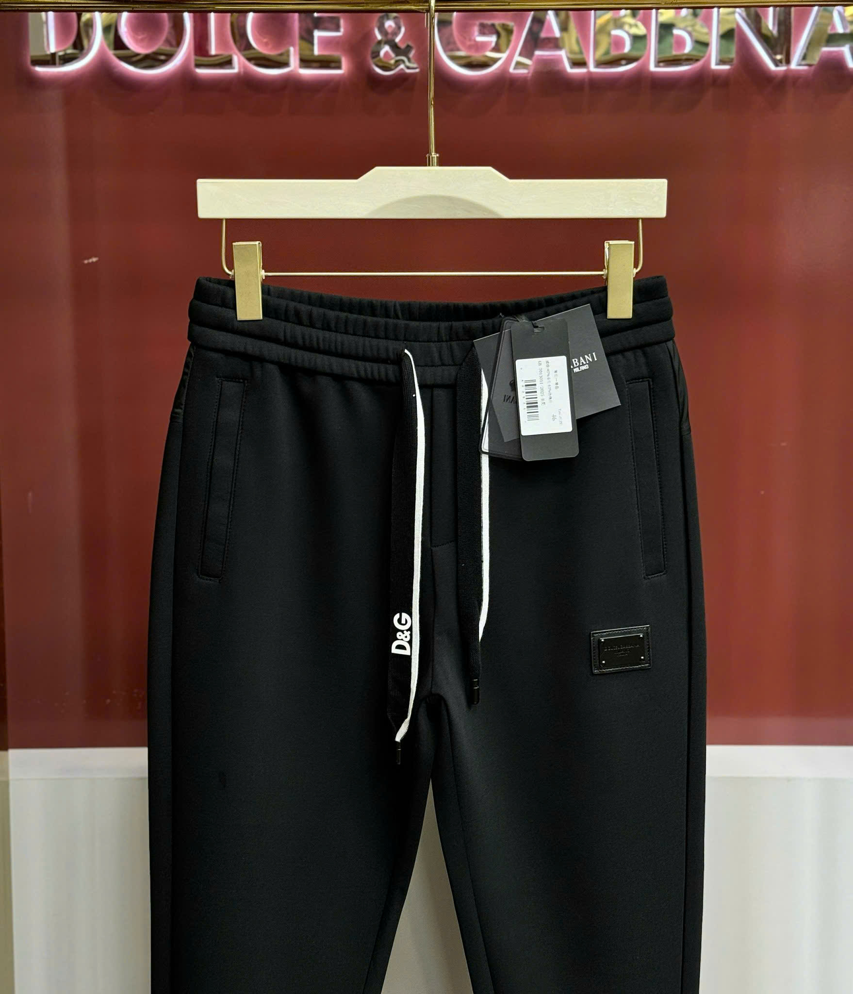 Quần jogger nỉ Dolce Gabbana DG Đen trơn logo tag vuông đùi check cạp sau Like Auth 44-50 CD