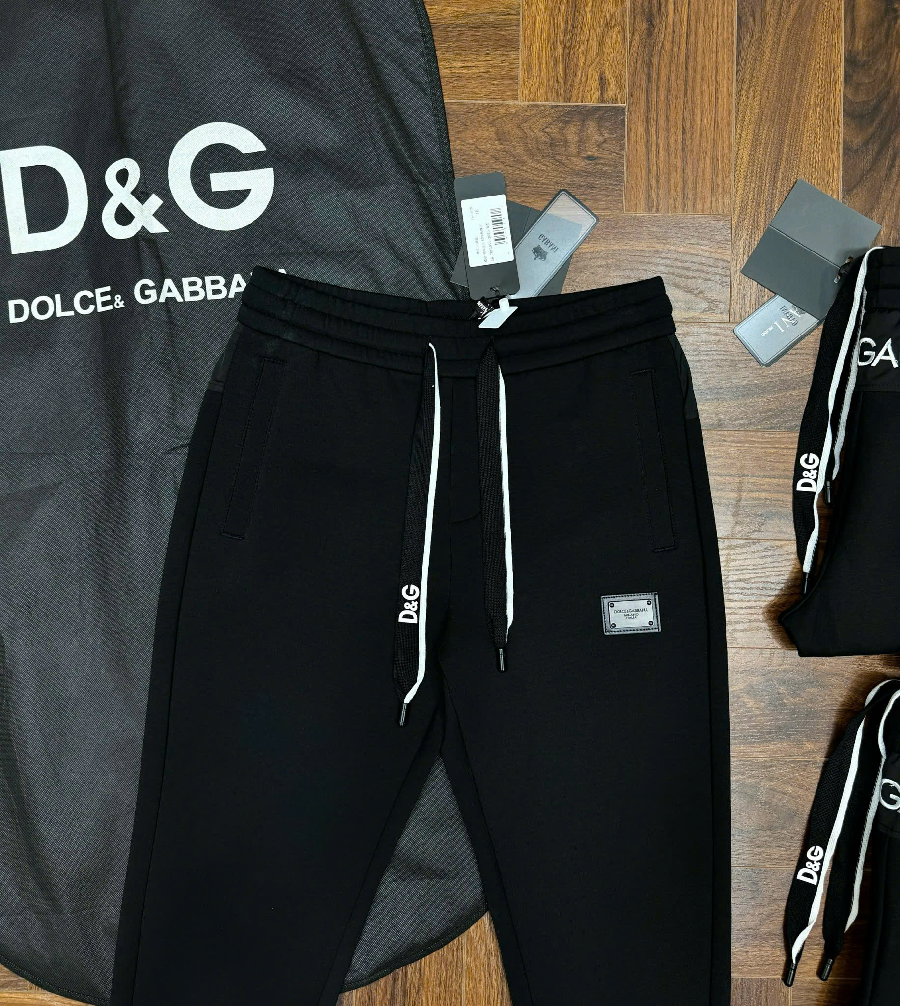 Quần jogger nỉ Dolce Gabbana DG Đen trơn logo tag vuông đùi check cạp sau Like Auth 44-50 CD