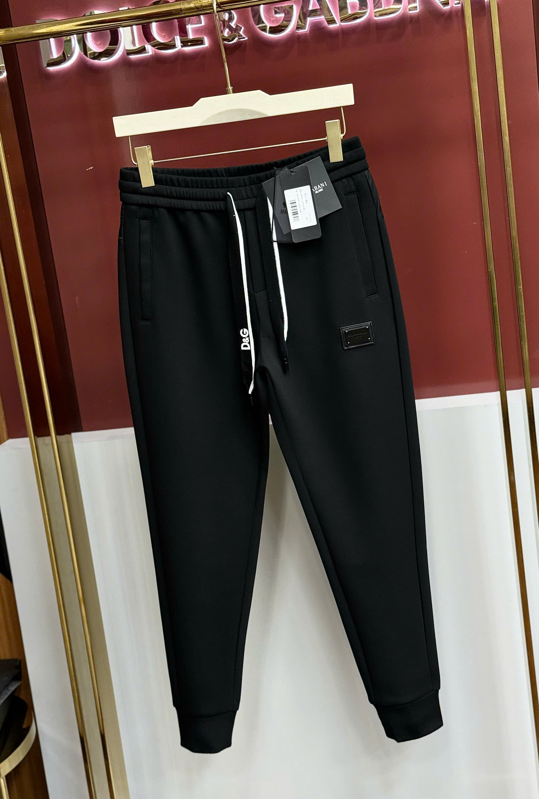 Quần jogger nỉ Dolce Gabbana DG Đen trơn logo tag vuông đùi check cạp sau Like Auth 44-50 CD