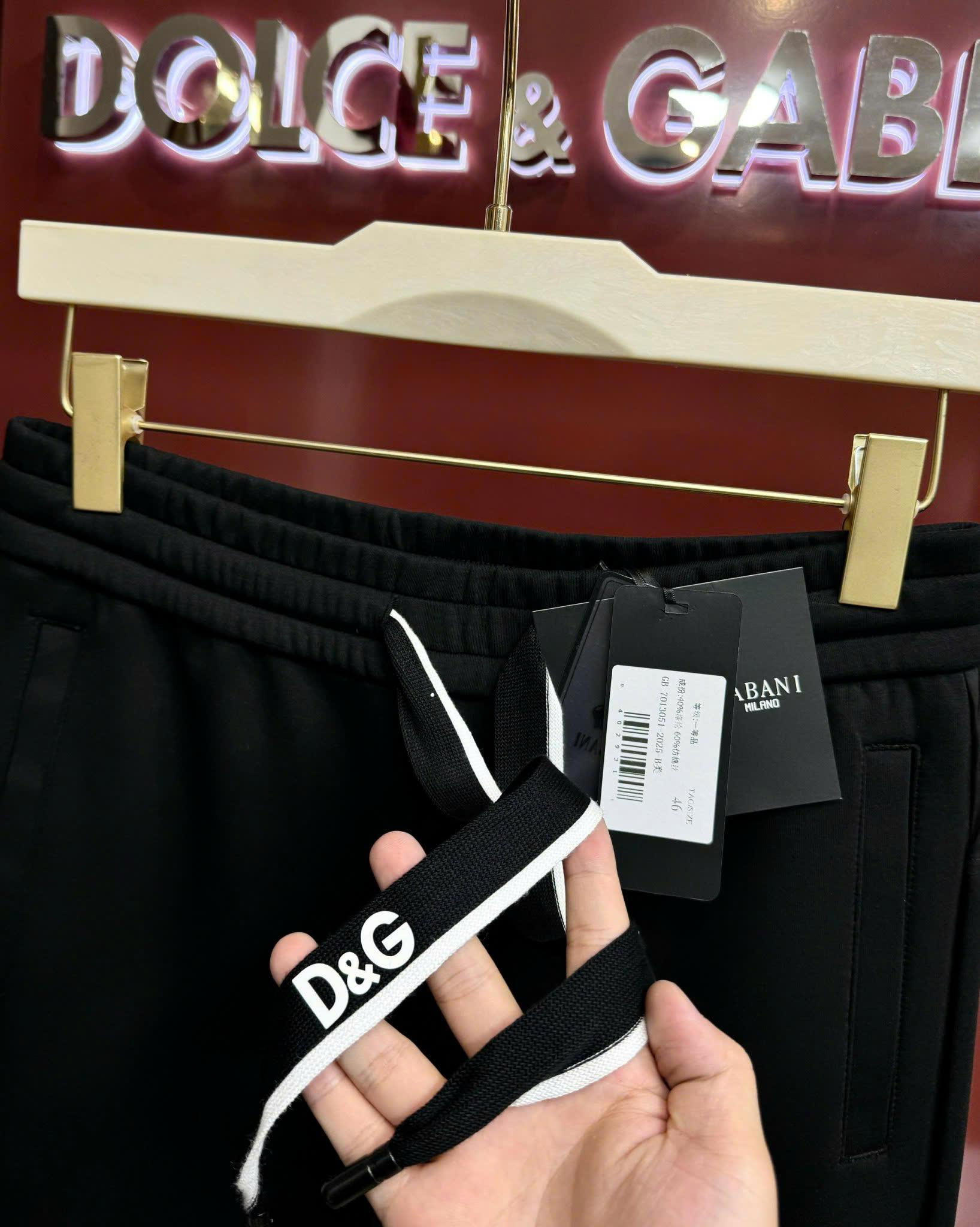 Quần jogger nỉ Dolce Gabbana DG Đen trơn logo tag vuông đùi check cạp sau Like Auth 44-50 CD