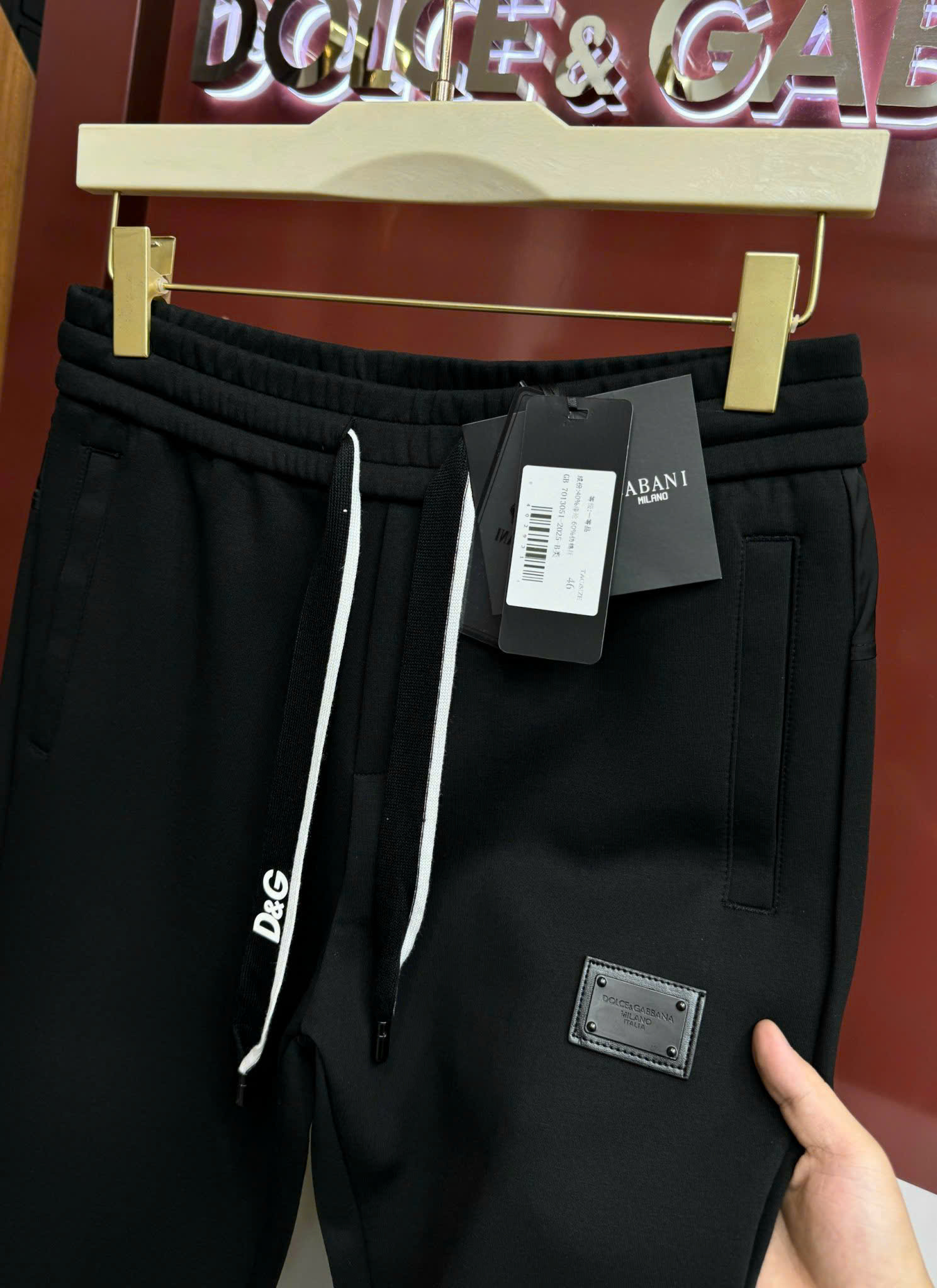 Quần jogger nỉ Dolce Gabbana DG Đen trơn logo tag vuông đùi check cạp sau Like Auth 44-50 CD