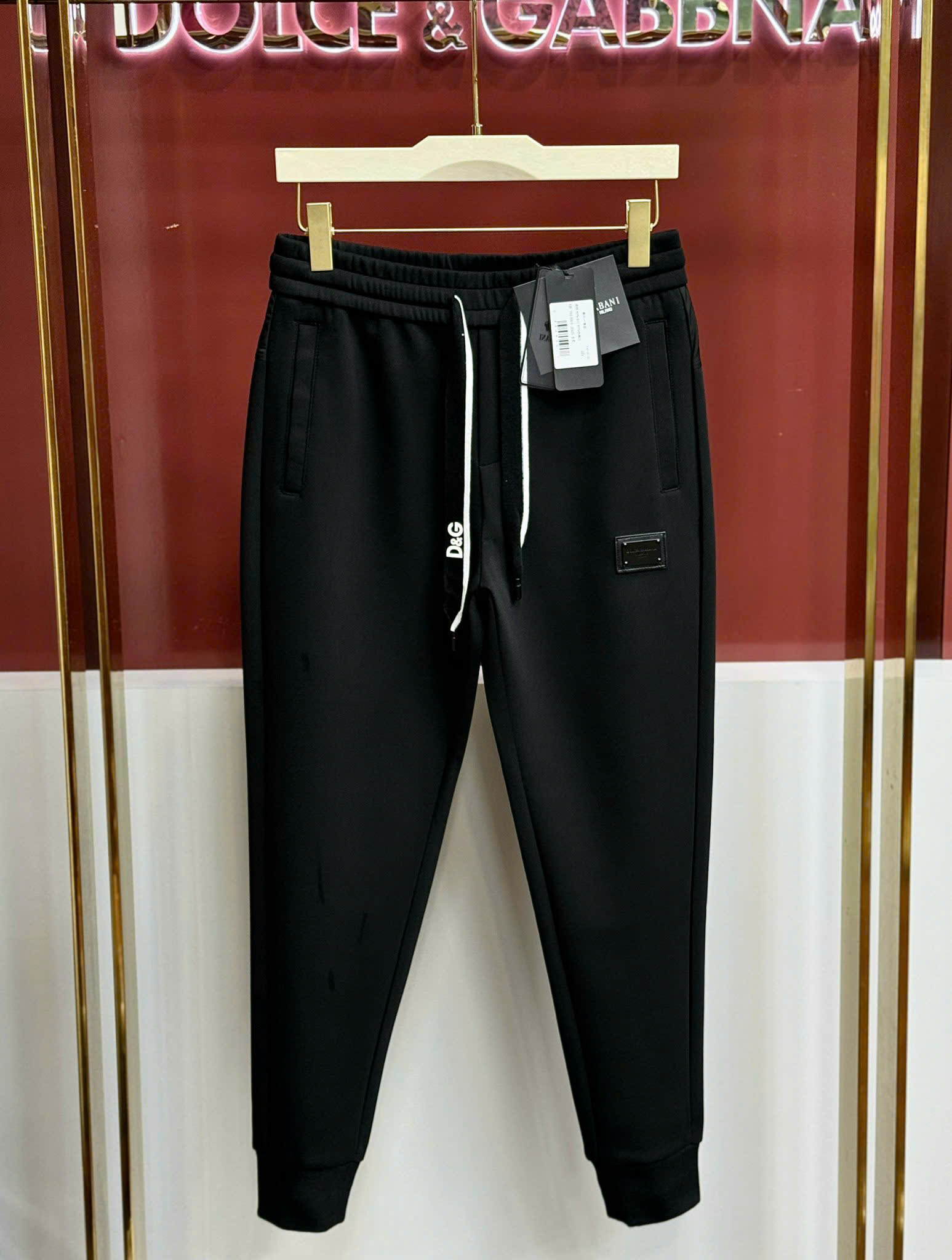 Quần jogger nỉ Dolce Gabbana DG Đen trơn logo tag vuông đùi check cạp sau Like Auth 44-50 CD