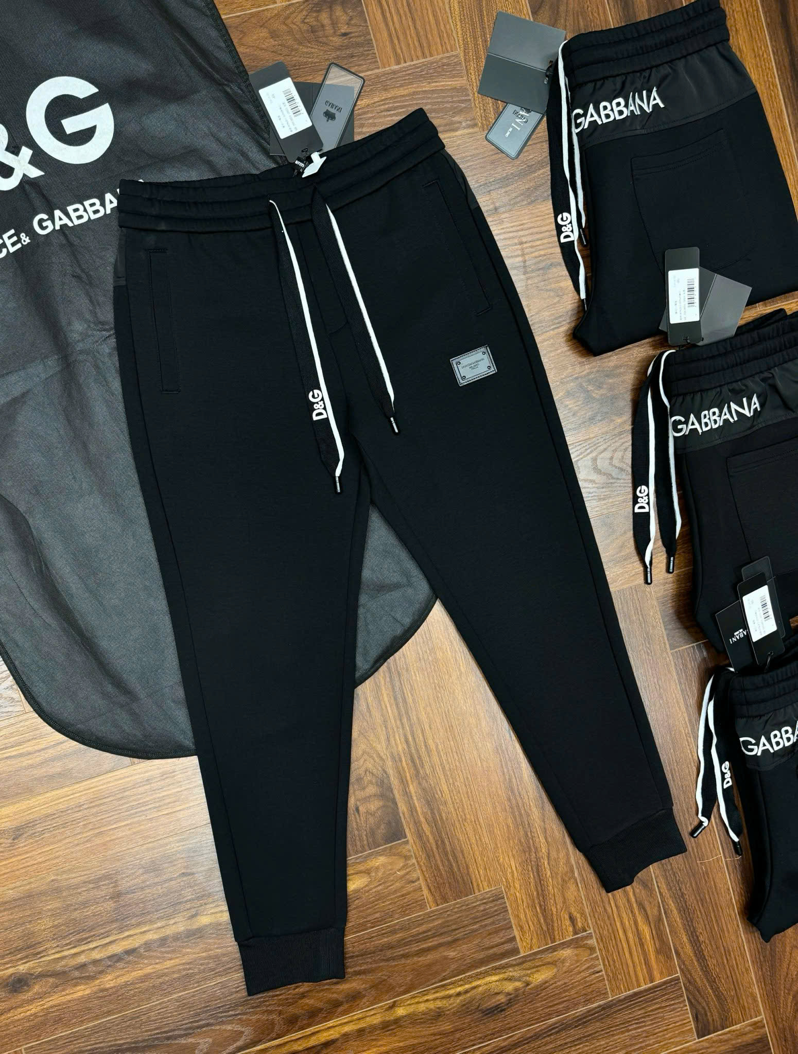 Quần jogger nỉ Dolce Gabbana DG Đen trơn logo tag vuông đùi check cạp sau Like Auth 44-50 CD