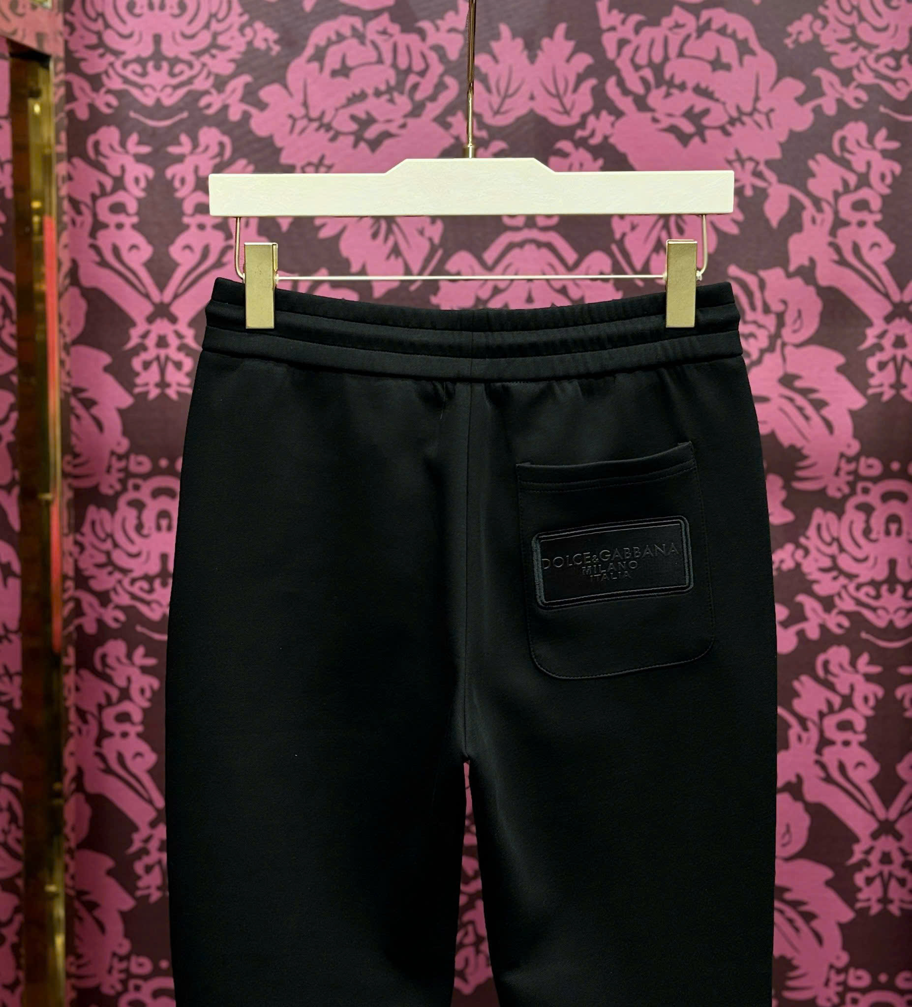 Quần jogger nỉ Dolce Gabbana DG Đen trơn logo vuông đùi tag da túi sau Like Auth 44-50 CD