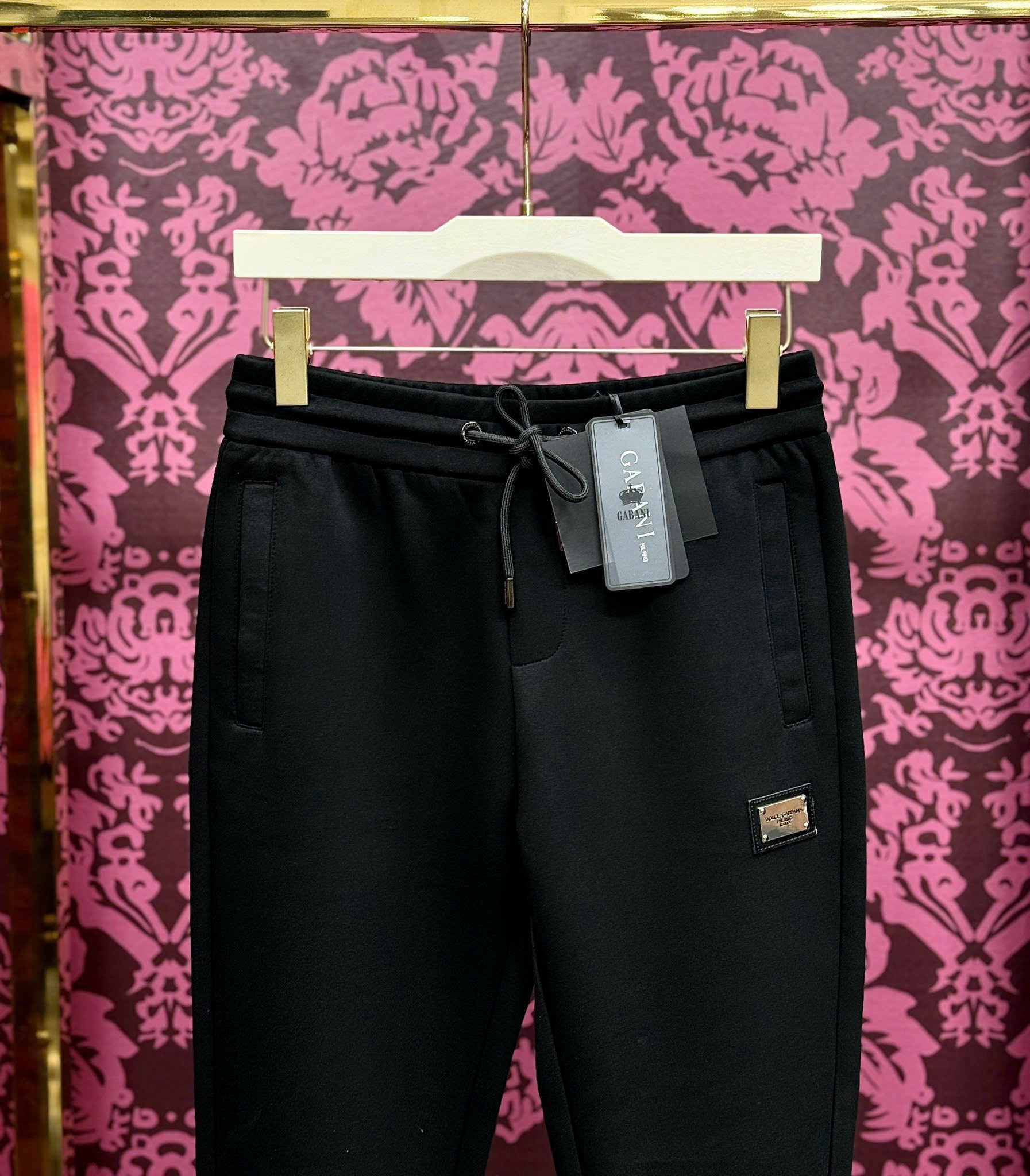 Quần jogger nỉ Dolce Gabbana DG Đen trơn logo vuông đùi tag da túi sau Like Auth 44-50 CD