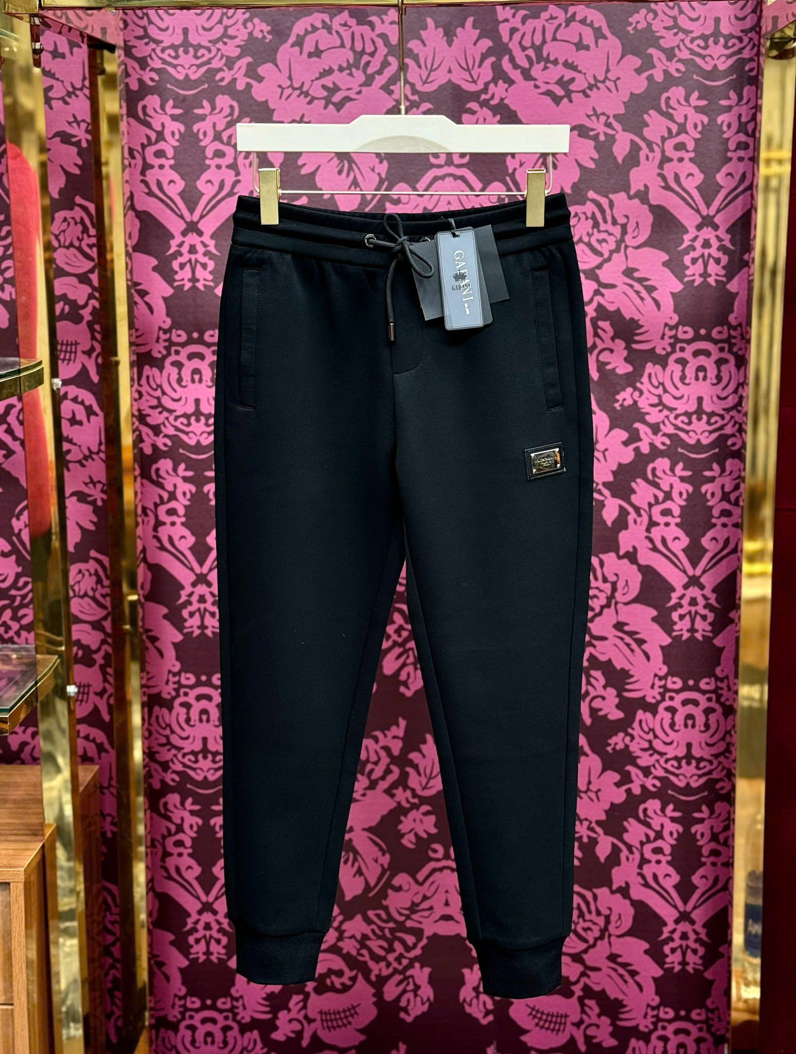 Quần jogger nỉ Dolce Gabbana DG Đen trơn logo vuông đùi tag da túi sau Like Auth 44-50 CD