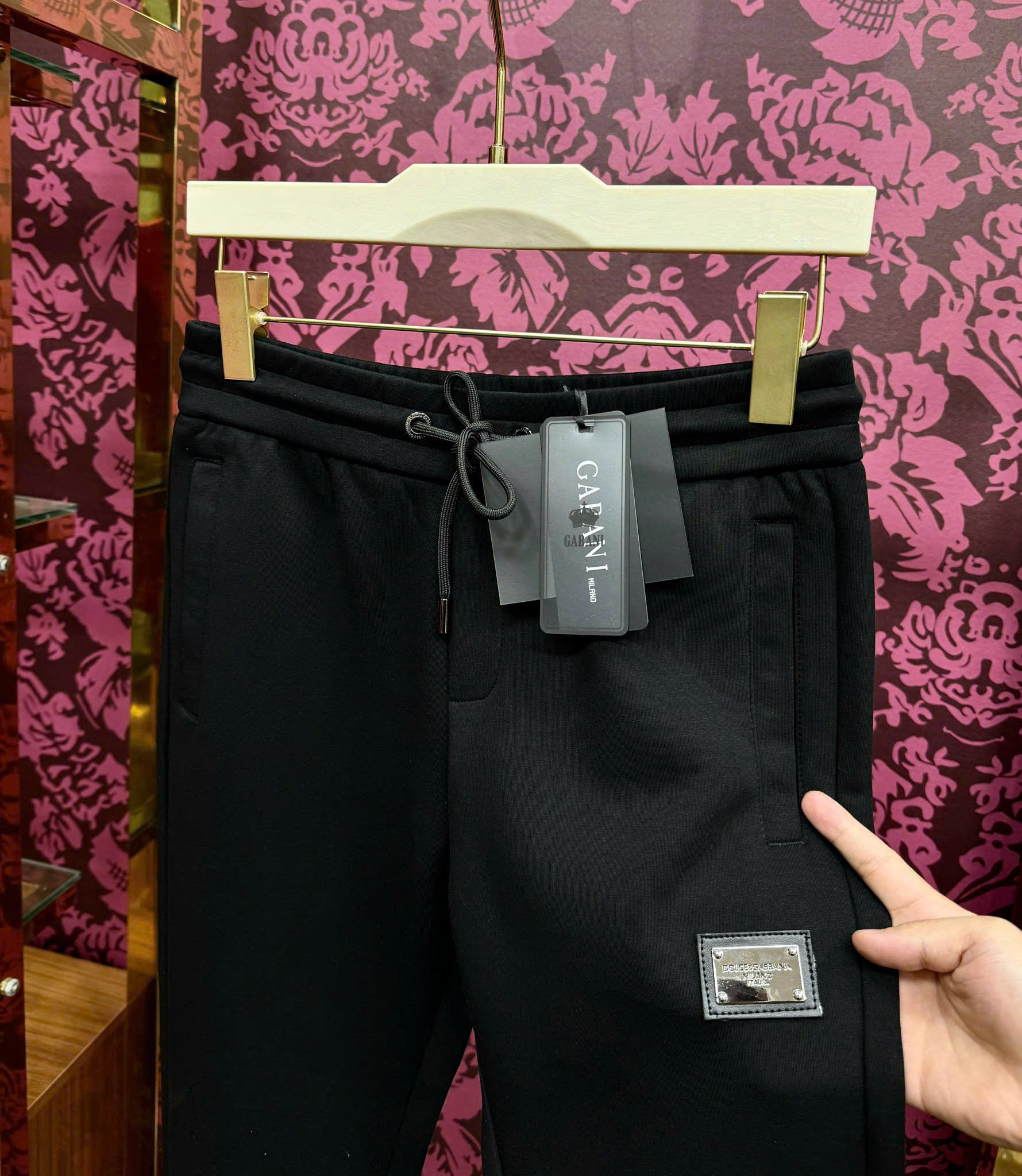 Quần jogger nỉ Dolce Gabbana DG Đen trơn logo vuông đùi tag da túi sau Like Auth 44-50 CD