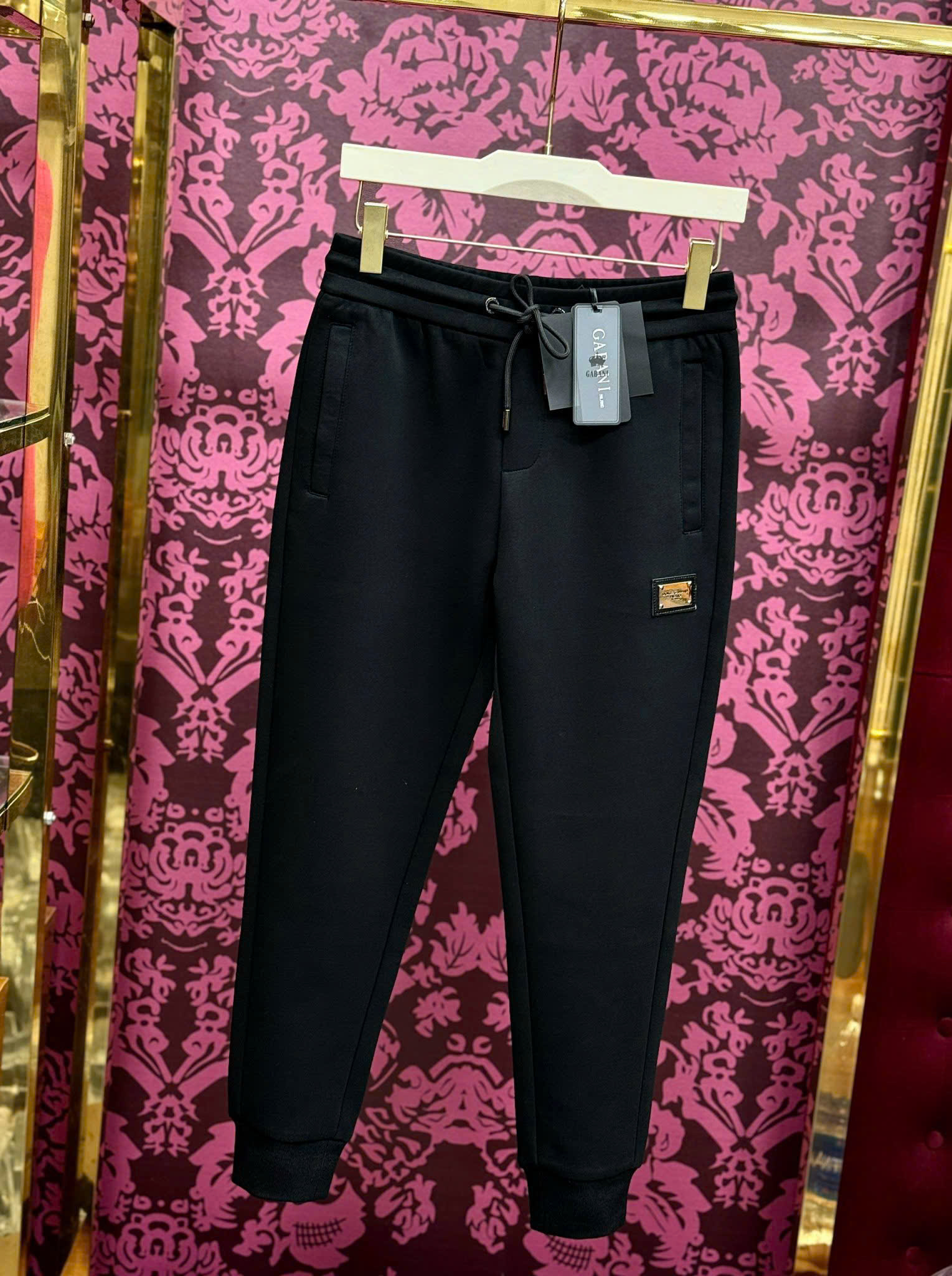 Quần jogger nỉ Dolce Gabbana DG Đen trơn logo vuông đùi tag da túi sau Like Auth 44-50 CD