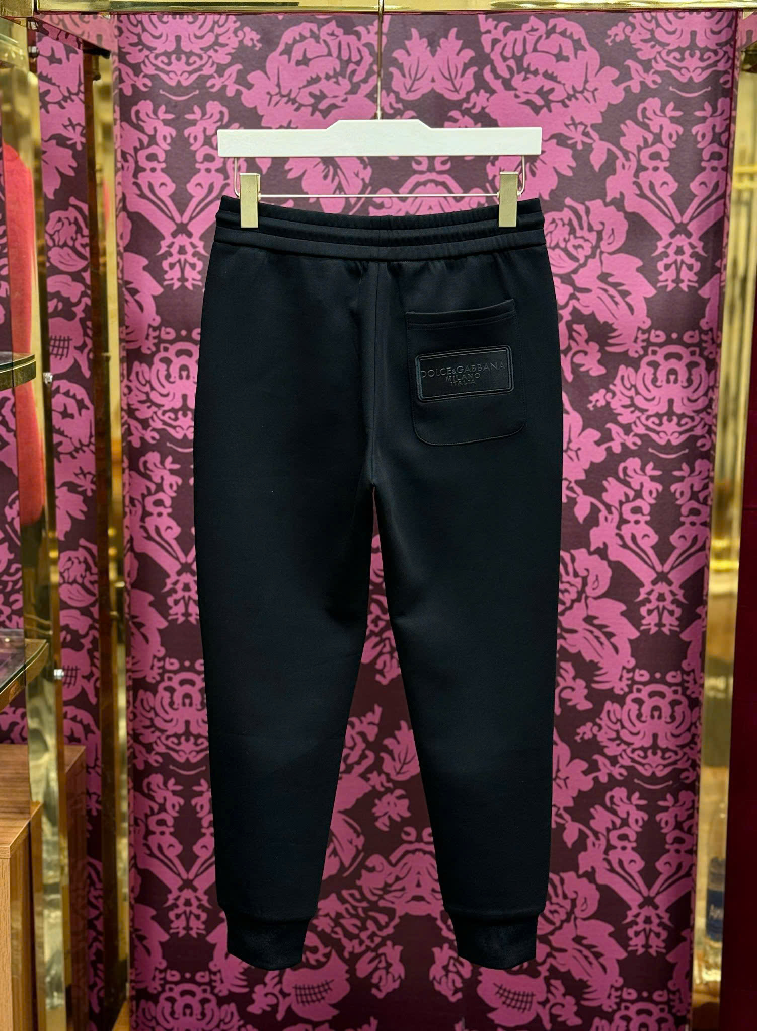 Quần jogger nỉ Dolce Gabbana DG Đen trơn logo vuông đùi tag da túi sau Like Auth 44-50 CD