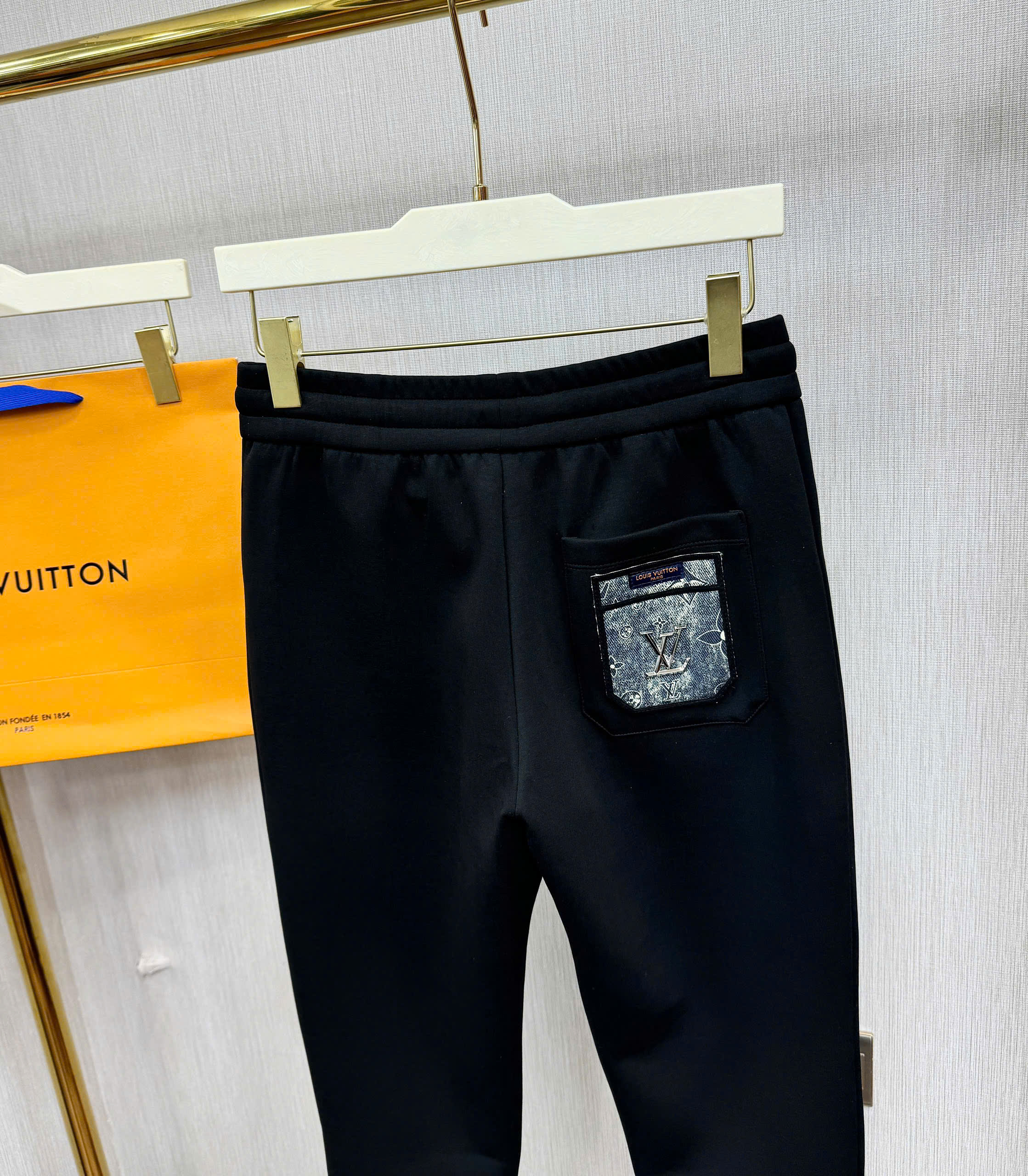 Quần Jogger nỉ Louis Vuitton Đen logo dọc viền Like AUth 44-50 CD