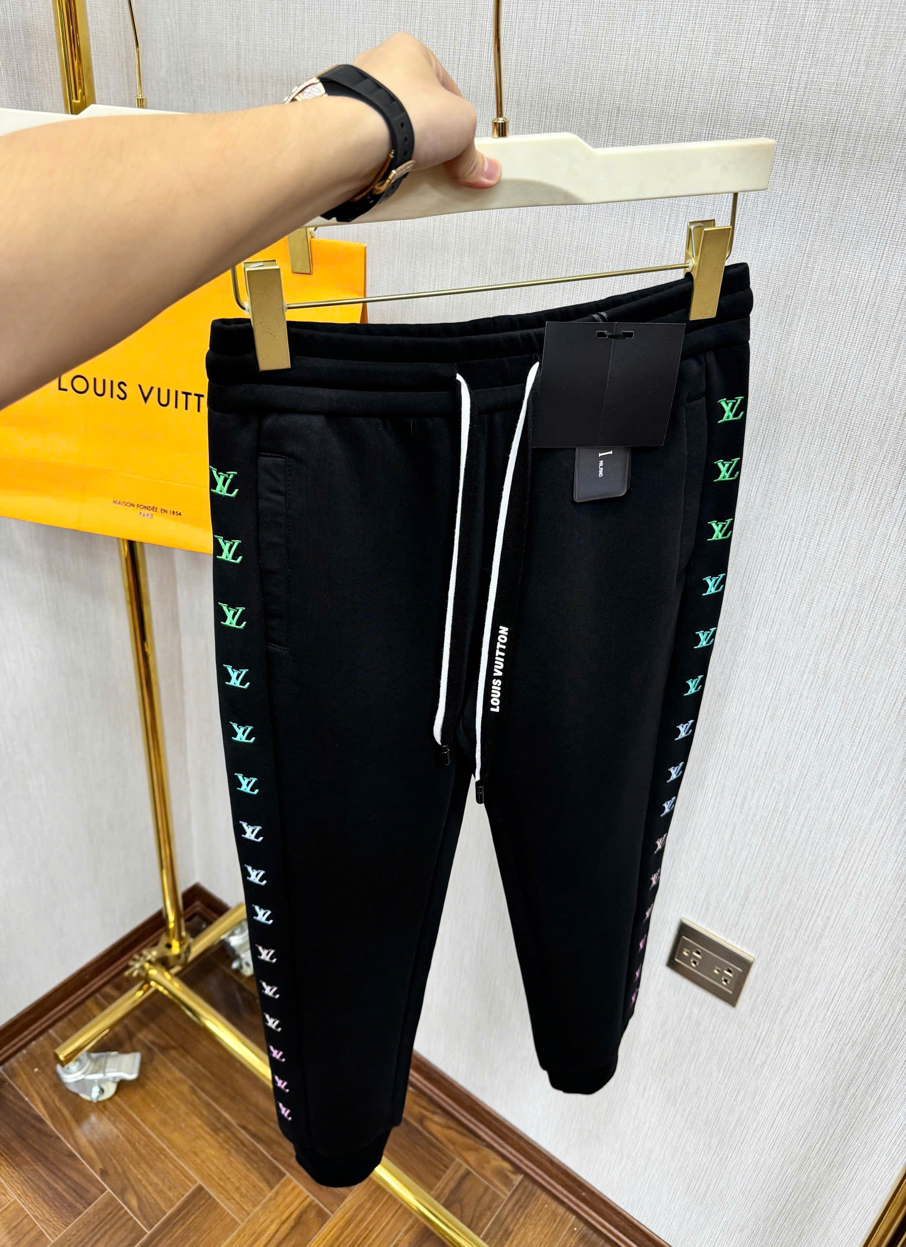 Quần Jogger nỉ Louis Vuitton Đen logo dọc viền Like AUth 44-50 CD