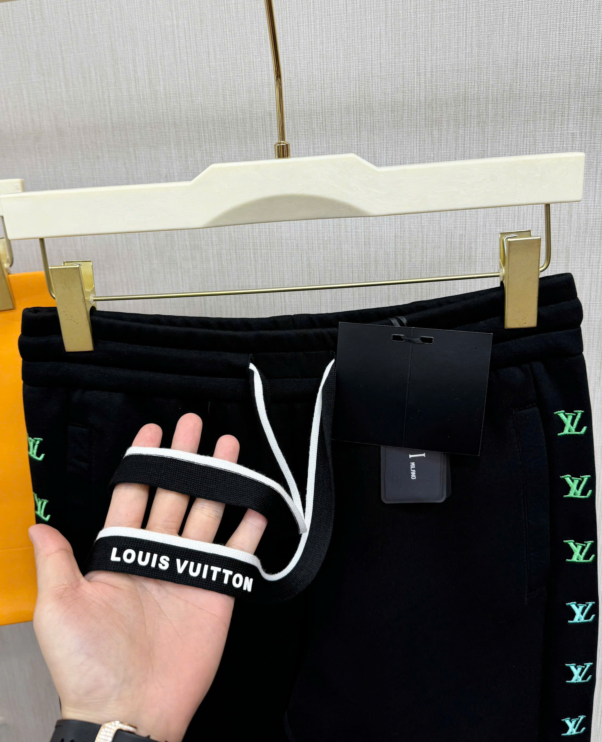 Quần Jogger nỉ Louis Vuitton Đen logo dọc viền Like AUth 44-50 CD