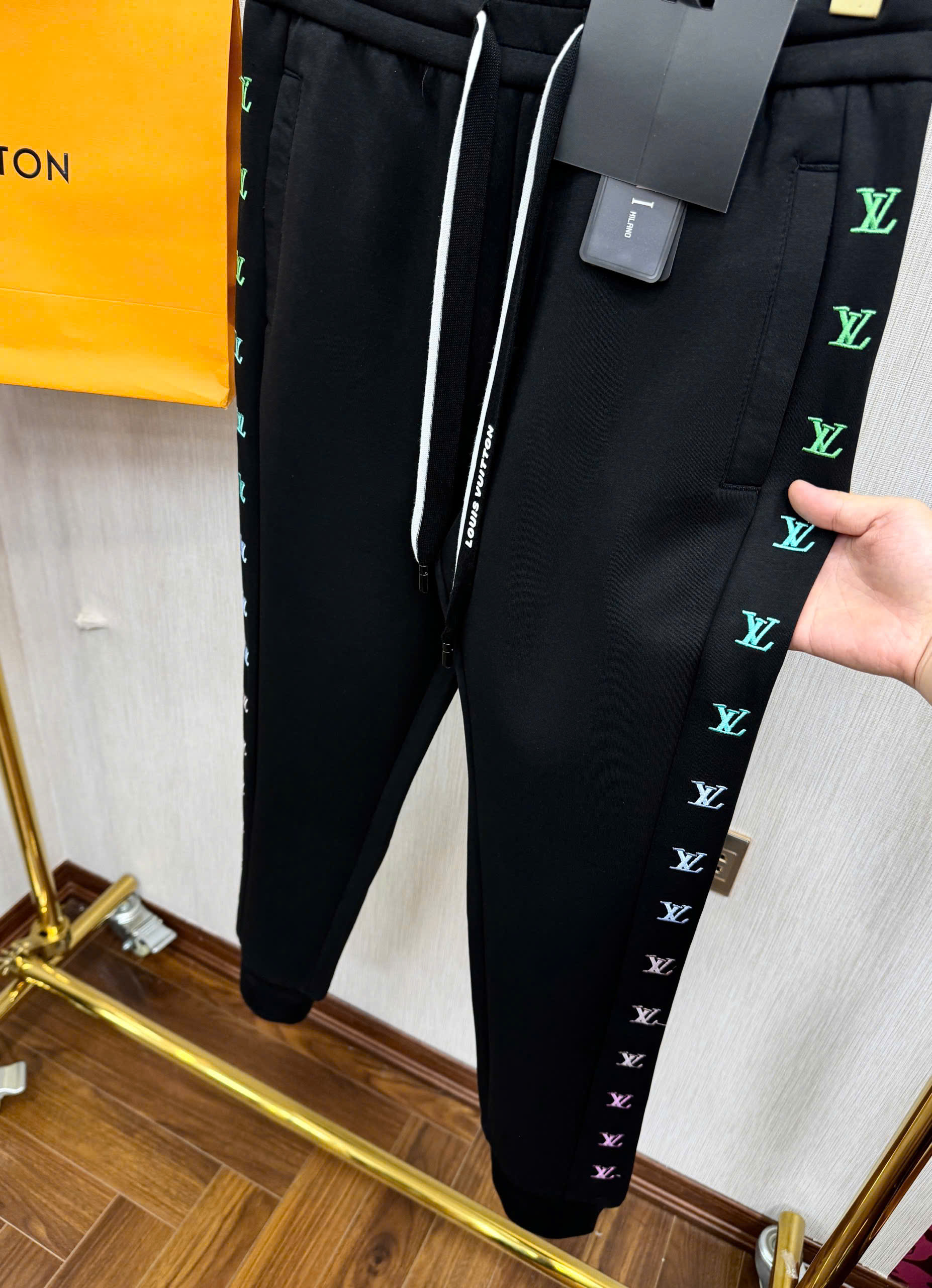 Quần Jogger nỉ Louis Vuitton Đen logo dọc viền Like AUth 44-50 CD