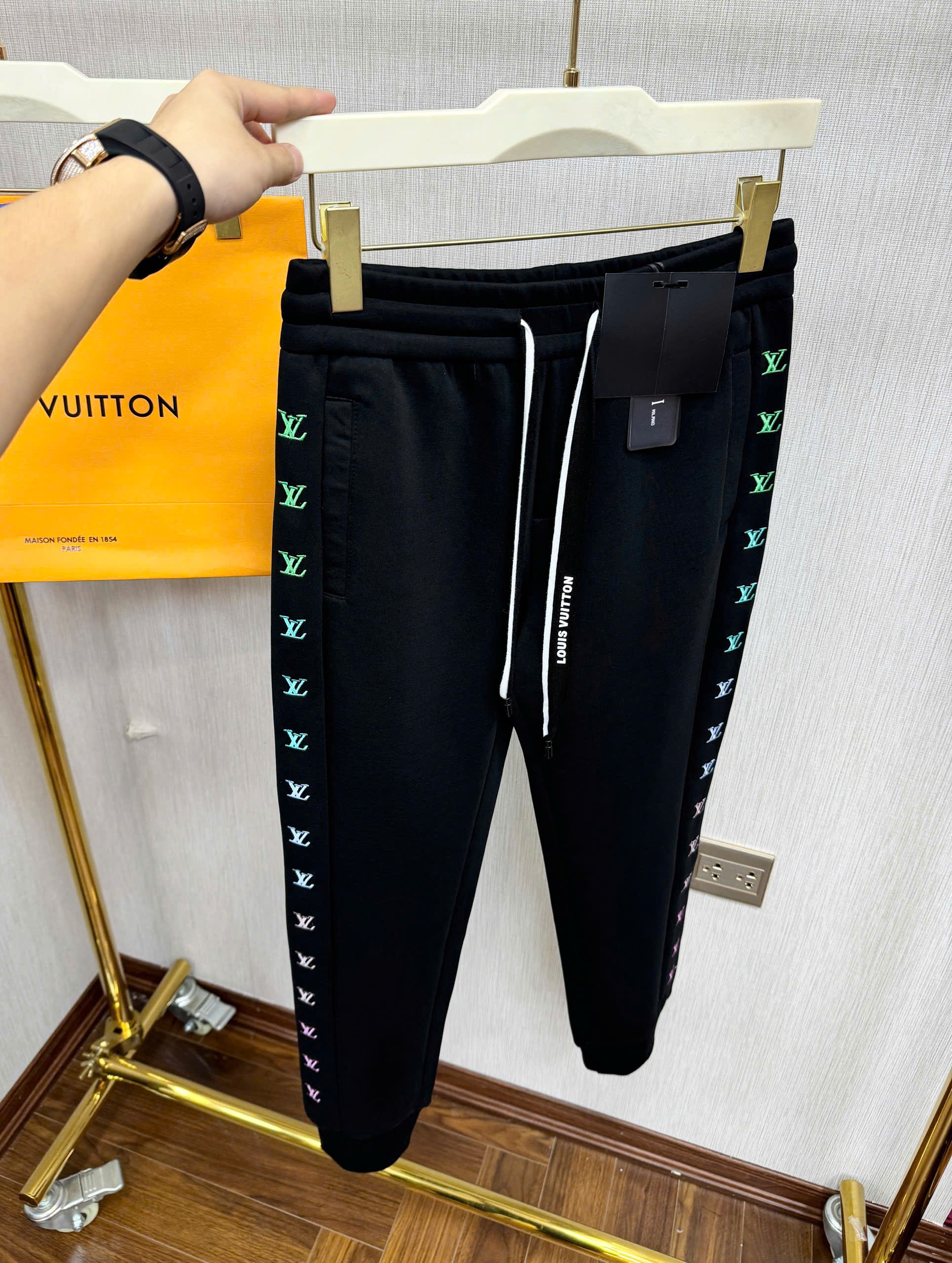 Quần Jogger nỉ Louis Vuitton Đen logo dọc viền Like AUth 44-50 CD