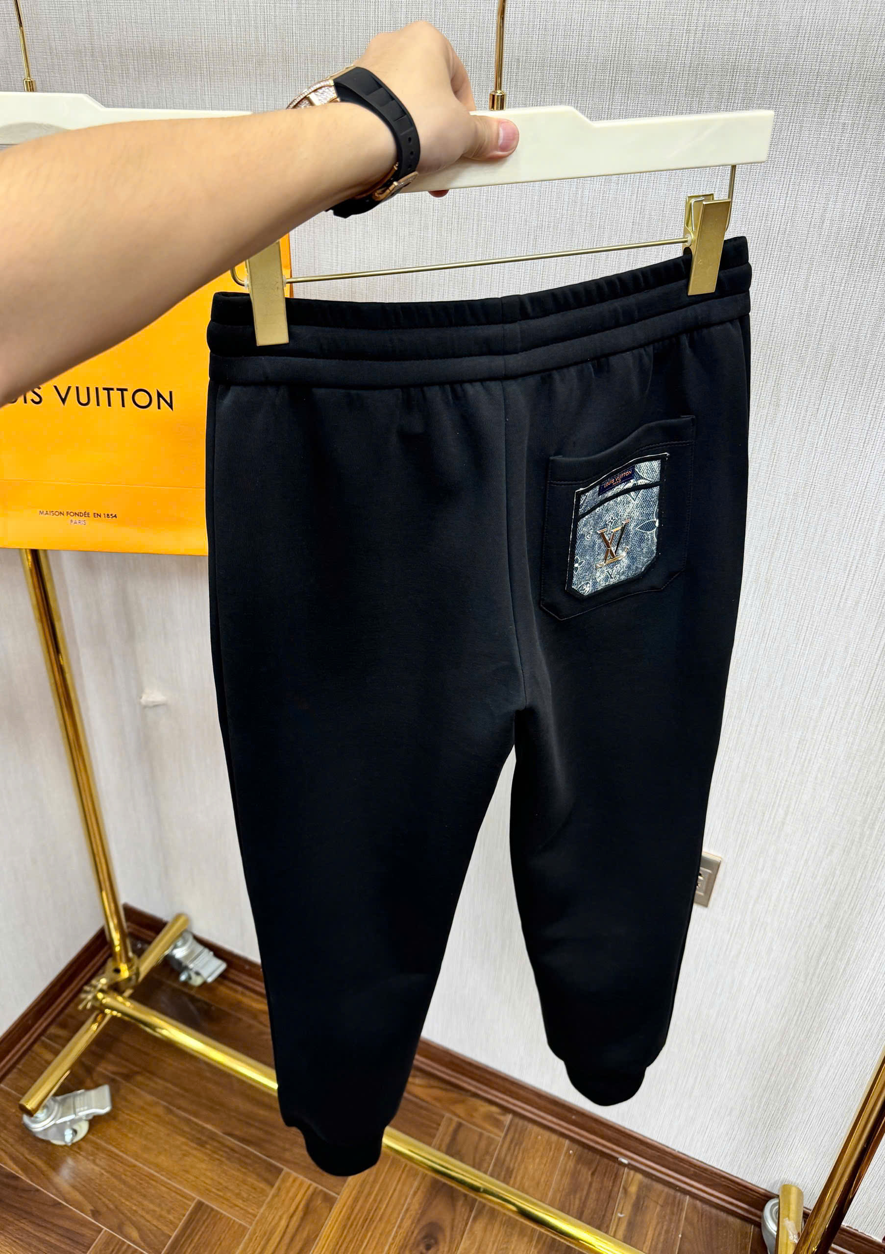 Quần Jogger nỉ Louis Vuitton Đen logo dọc viền Like AUth 44-50 CD