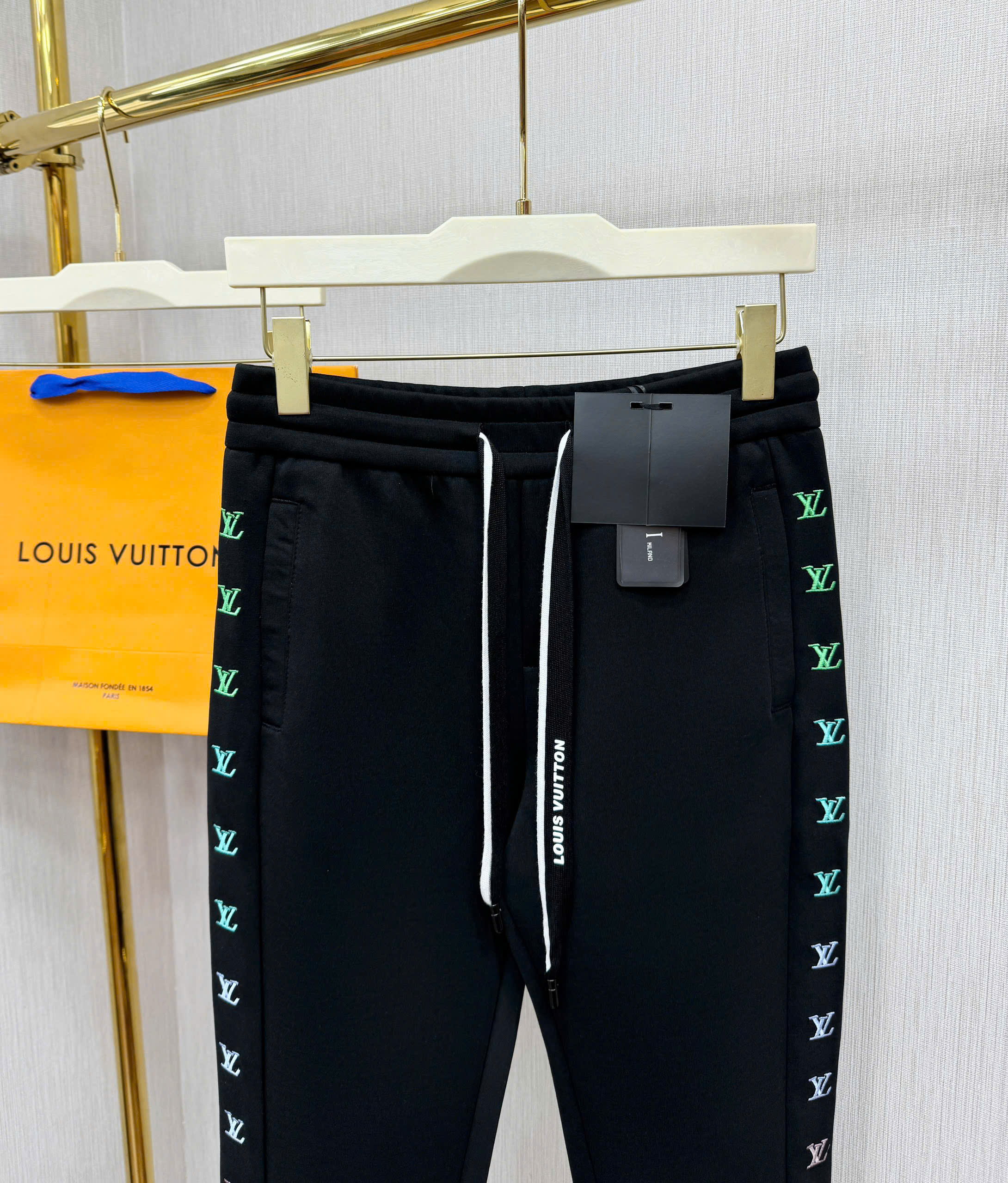 Quần Jogger nỉ Louis Vuitton Đen logo dọc viền Like AUth 44-50 CD