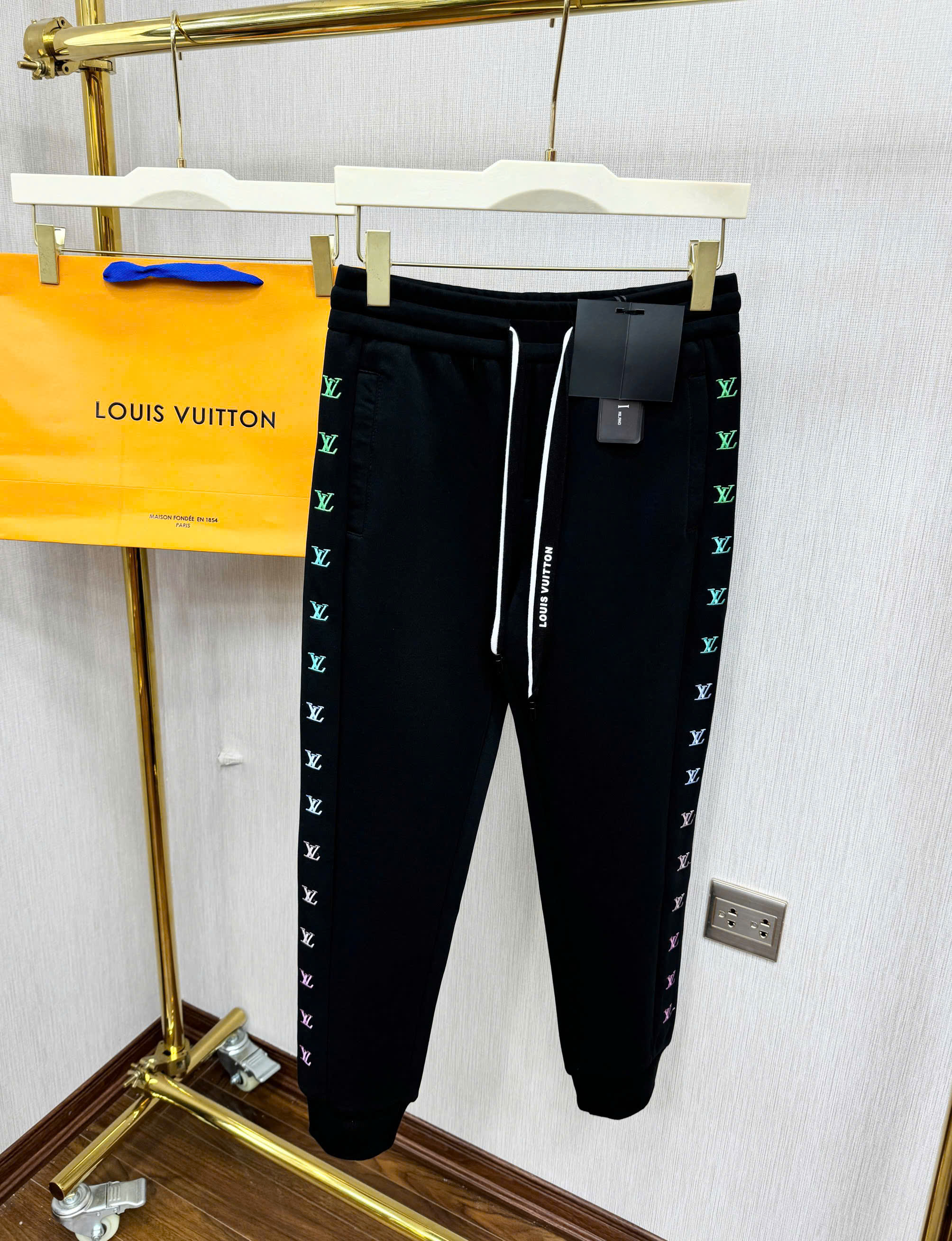 Quần Jogger nỉ Louis Vuitton Đen logo dọc viền Like AUth 44-50 CD