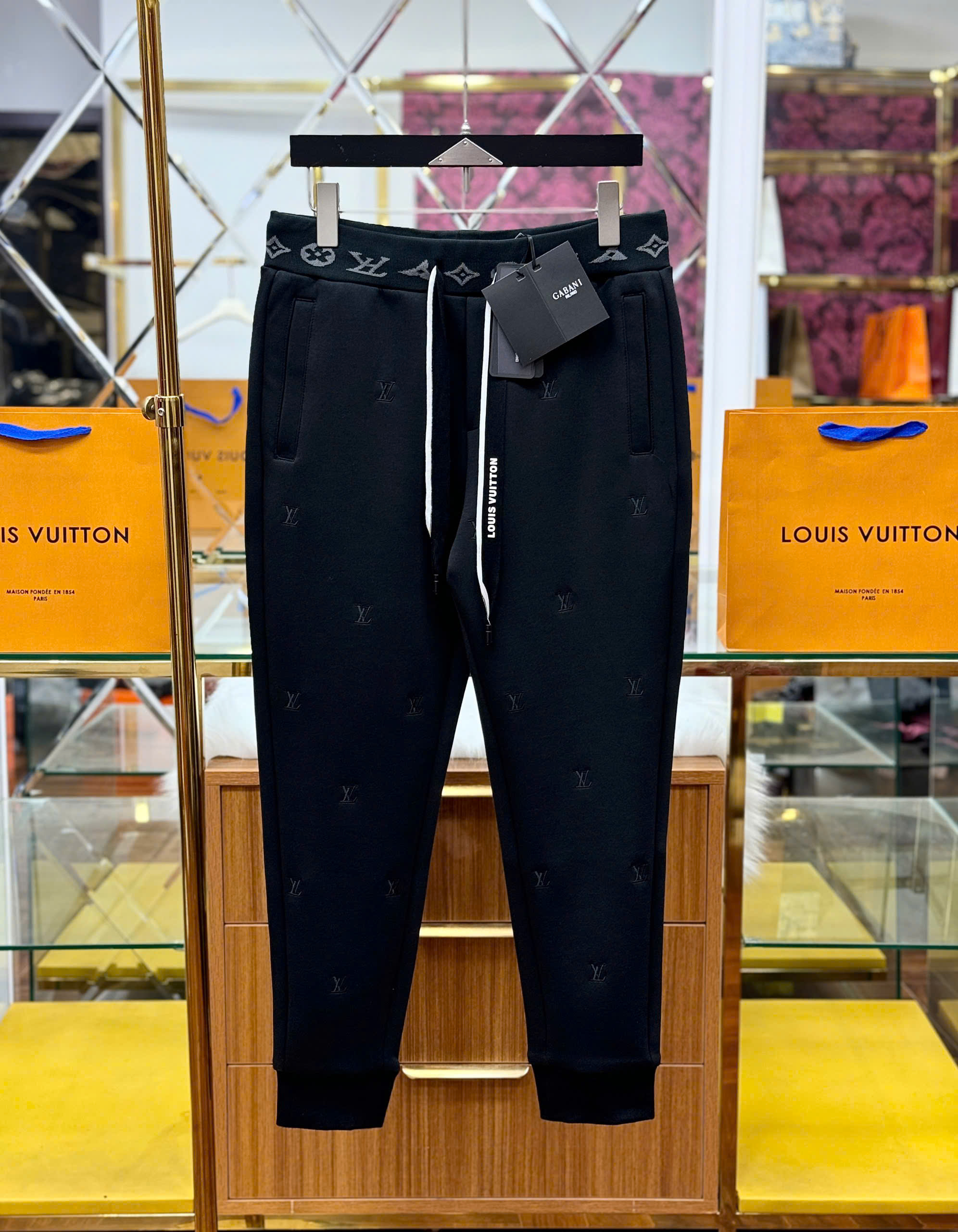 Quần Jogger nỉ Louis Vuitton LV logo check cạp monogram Like Auth S-XL CD