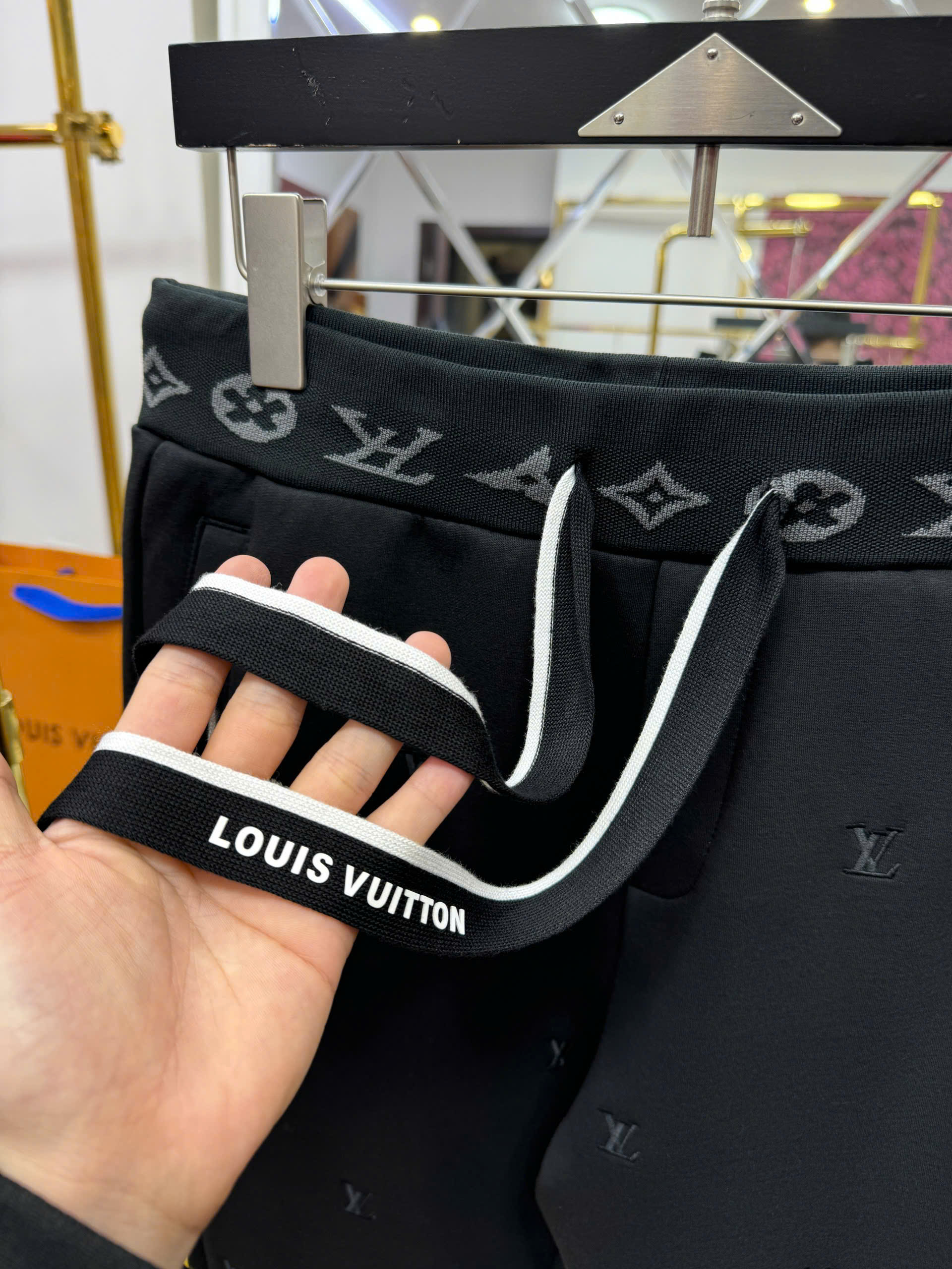 Quần Jogger nỉ Louis Vuitton LV logo check cạp monogram Like Auth S-XL CD