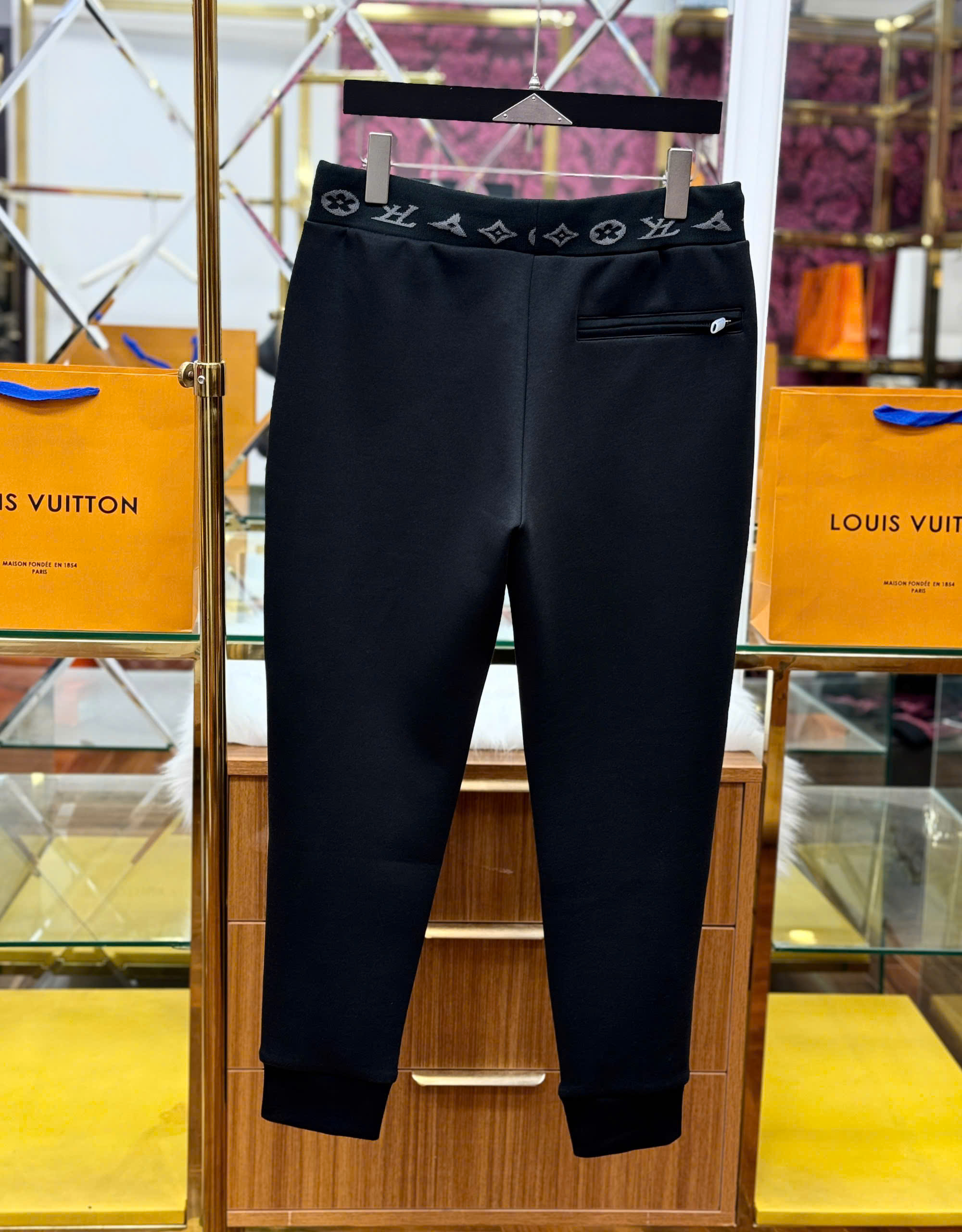 Quần Jogger nỉ Louis Vuitton LV logo check cạp monogram Like Auth S-XL CD