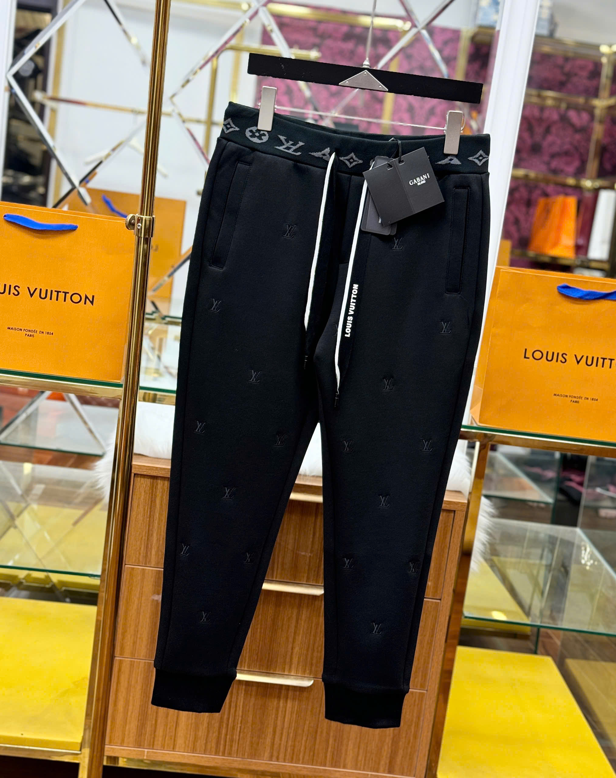 Quần Jogger nỉ Louis Vuitton LV logo check cạp monogram Like Auth S-XL CD