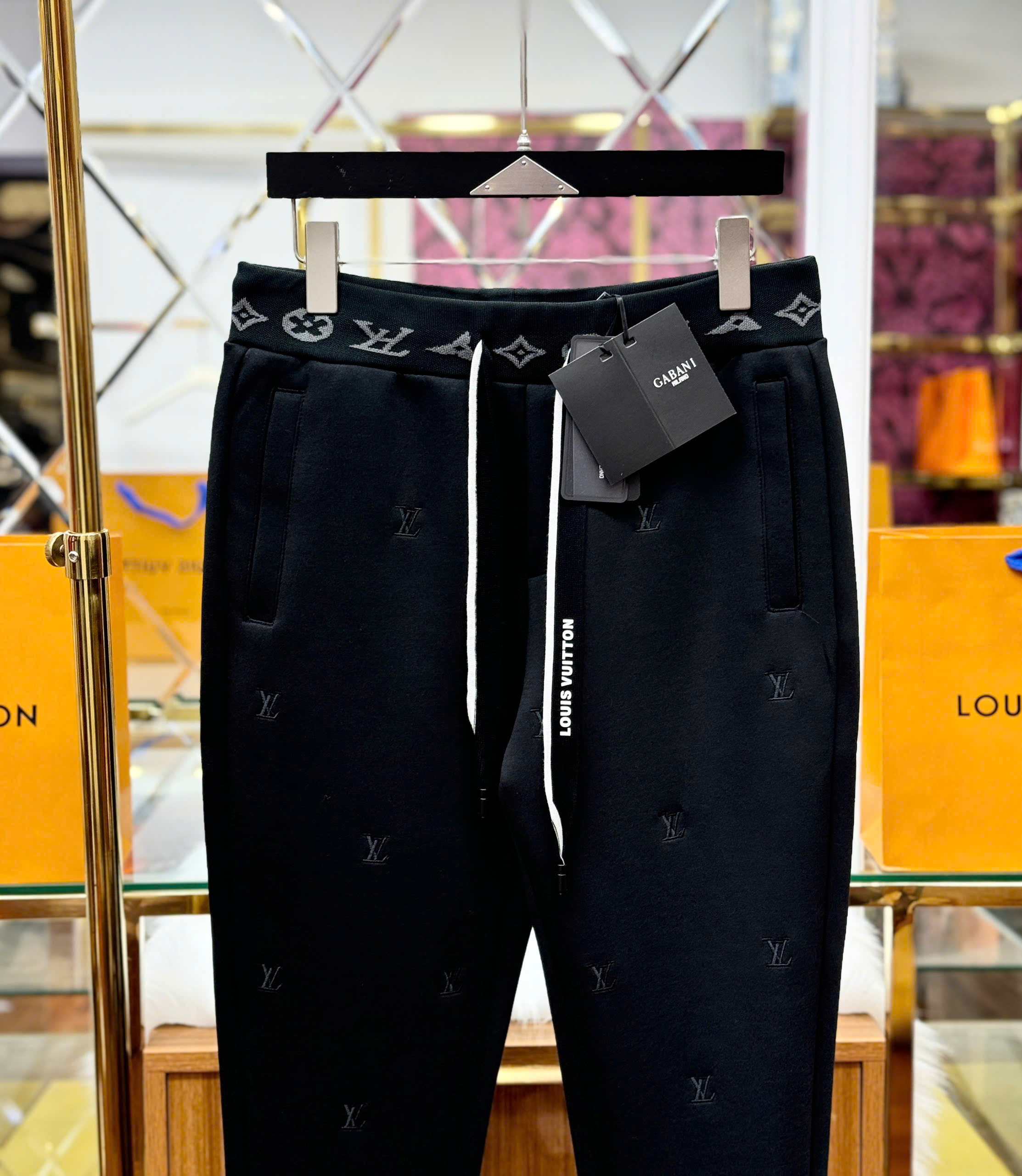 Quần Jogger nỉ Louis Vuitton LV logo check cạp monogram Like Auth S-XL CD