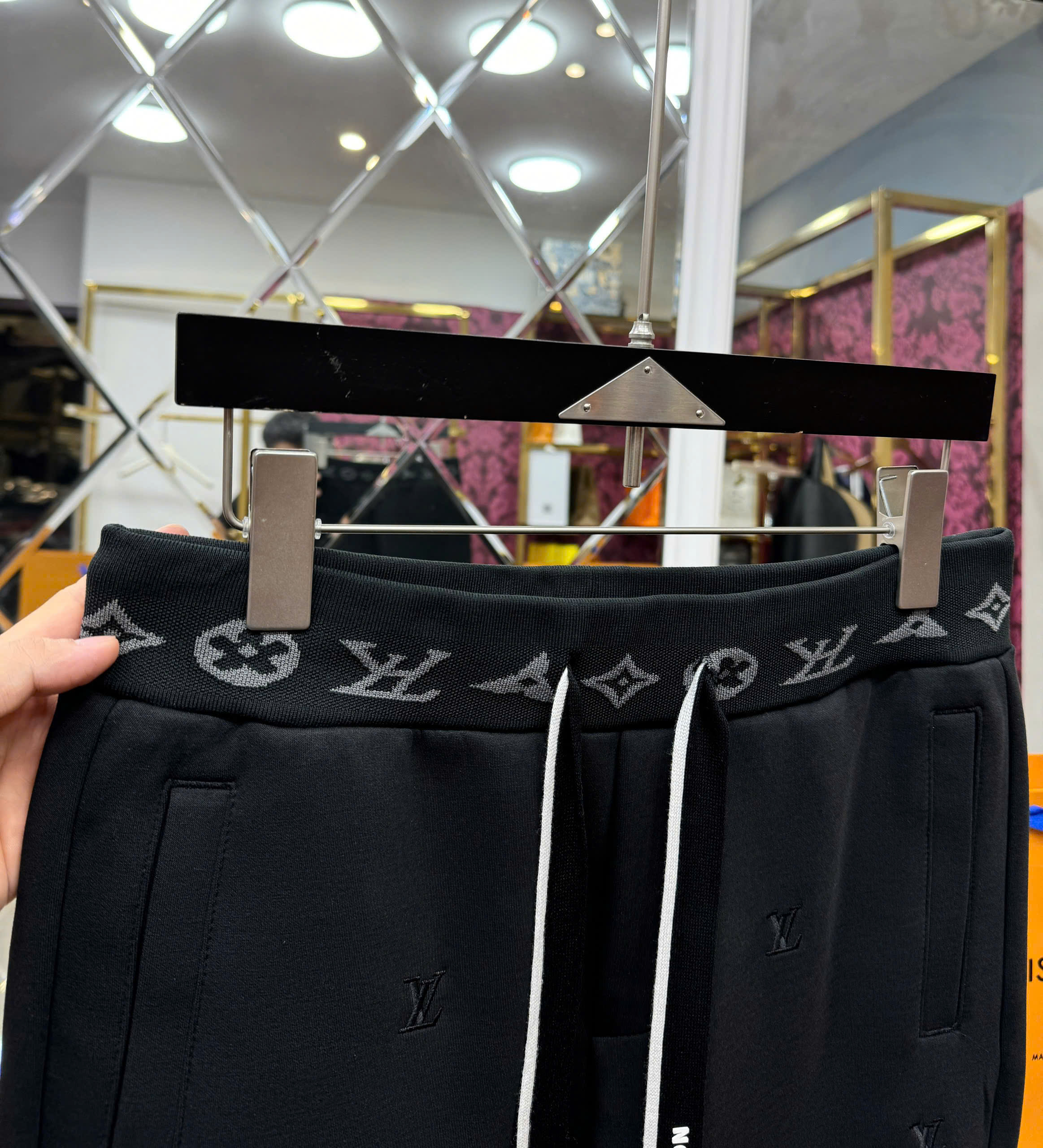 Quần Jogger nỉ Louis Vuitton LV logo check cạp monogram Like Auth S-XL CD